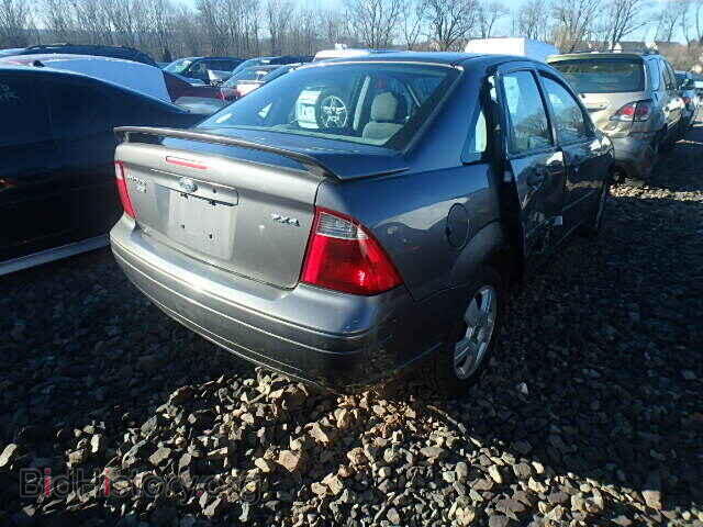 2005 FORD FOCUS - VIN: 1FAFP34N75W158620 - Photo 4