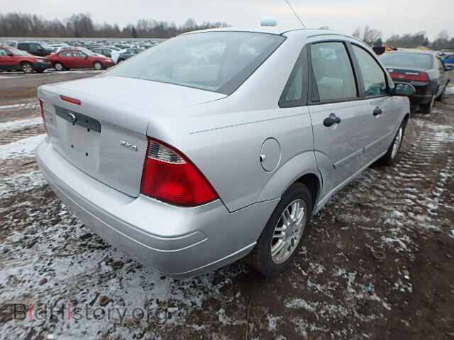 2005 FORD FOCUS - VIN: 1FAFP34N55W101607 - Photo 4