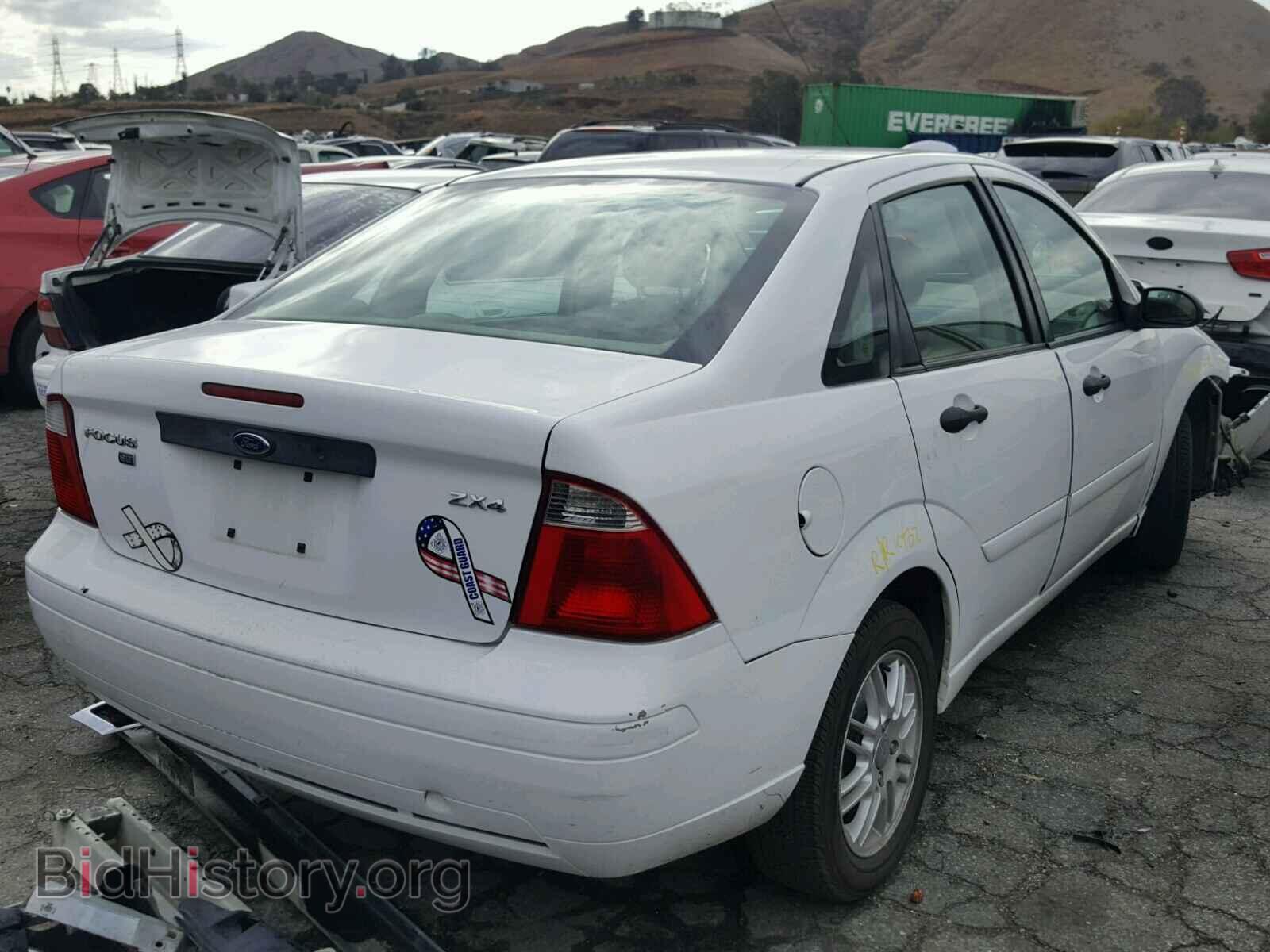 2005 FORD FOCUS - VIN: 1FAFP34NX5W230121 - Photo 4