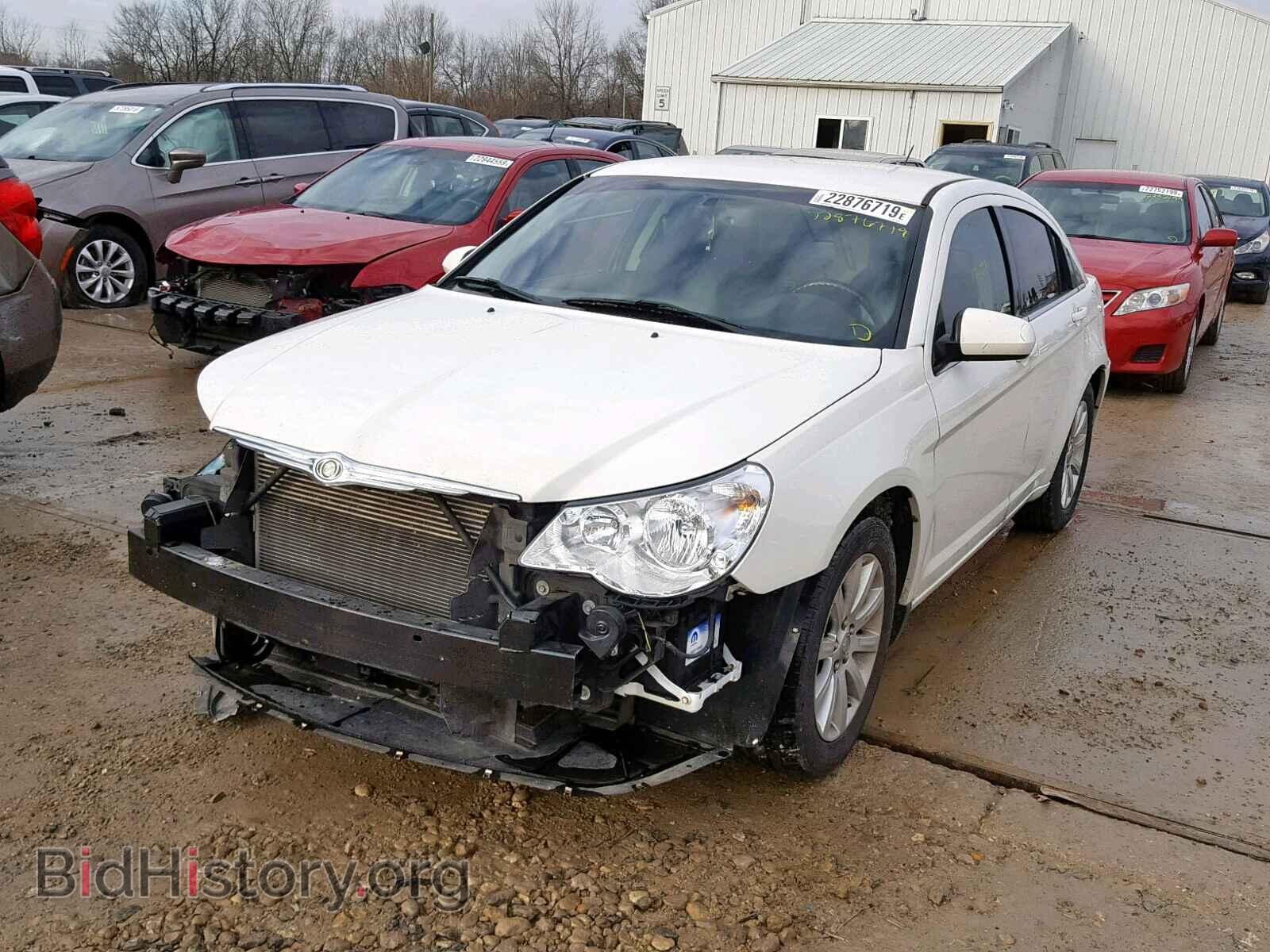 2010 CHRYSLER SEBRING - VIN: 1C3CC5FB5AN214436 - Фото 2