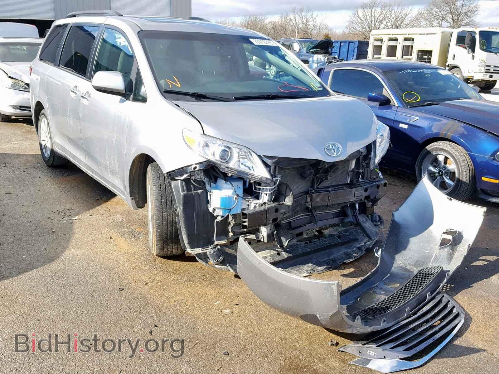Photo  - TOYOTA SIENNA XLE 2017