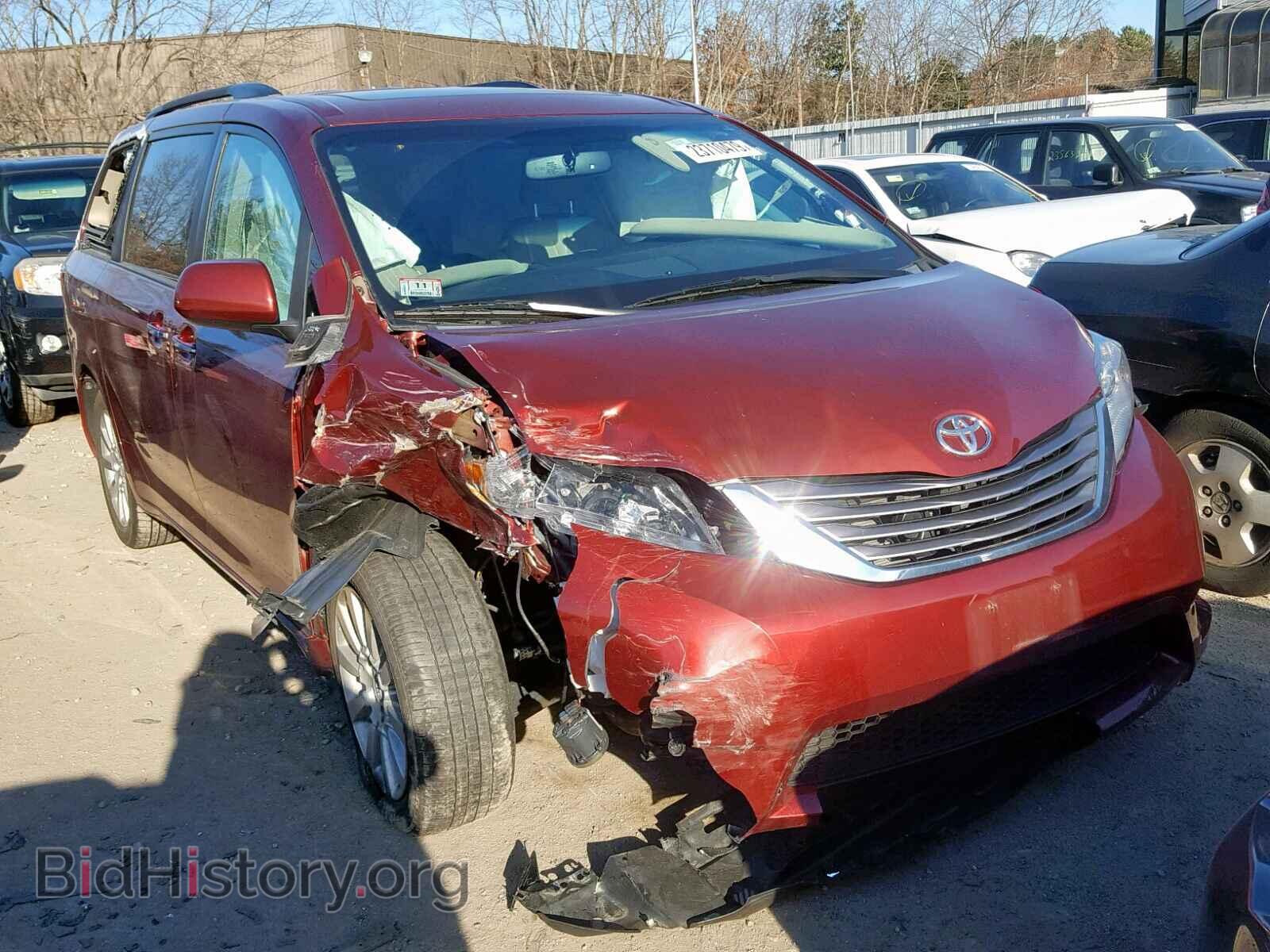 Photo  - TOYOTA SIENNA XLE 2016