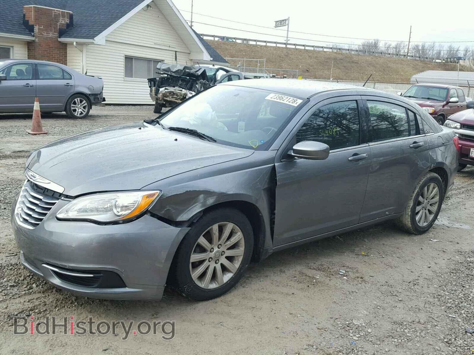 2013 CHRYSLER 200 - VIN: 1C3CCBBG1DN635333 - Фото 2