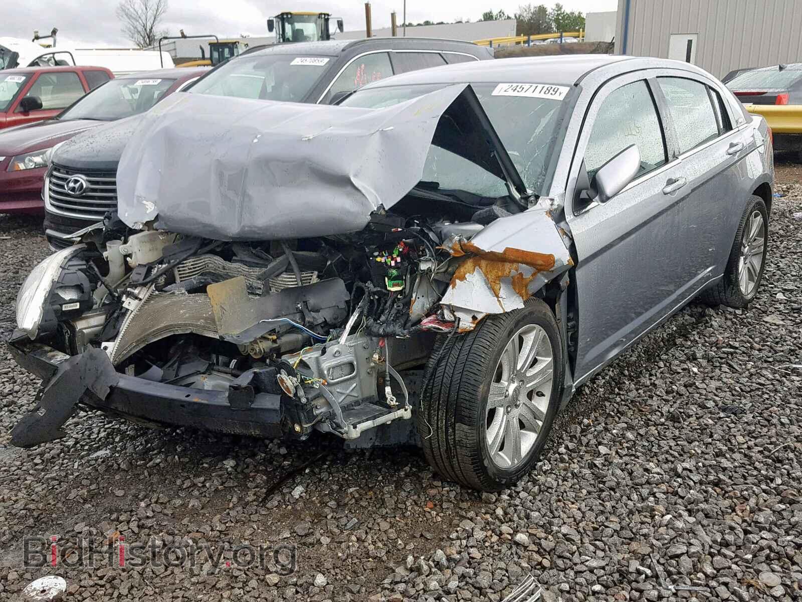 2013 CHRYSLER 200 - VIN: 1C3CCBAB7DN704709 - Фото 2