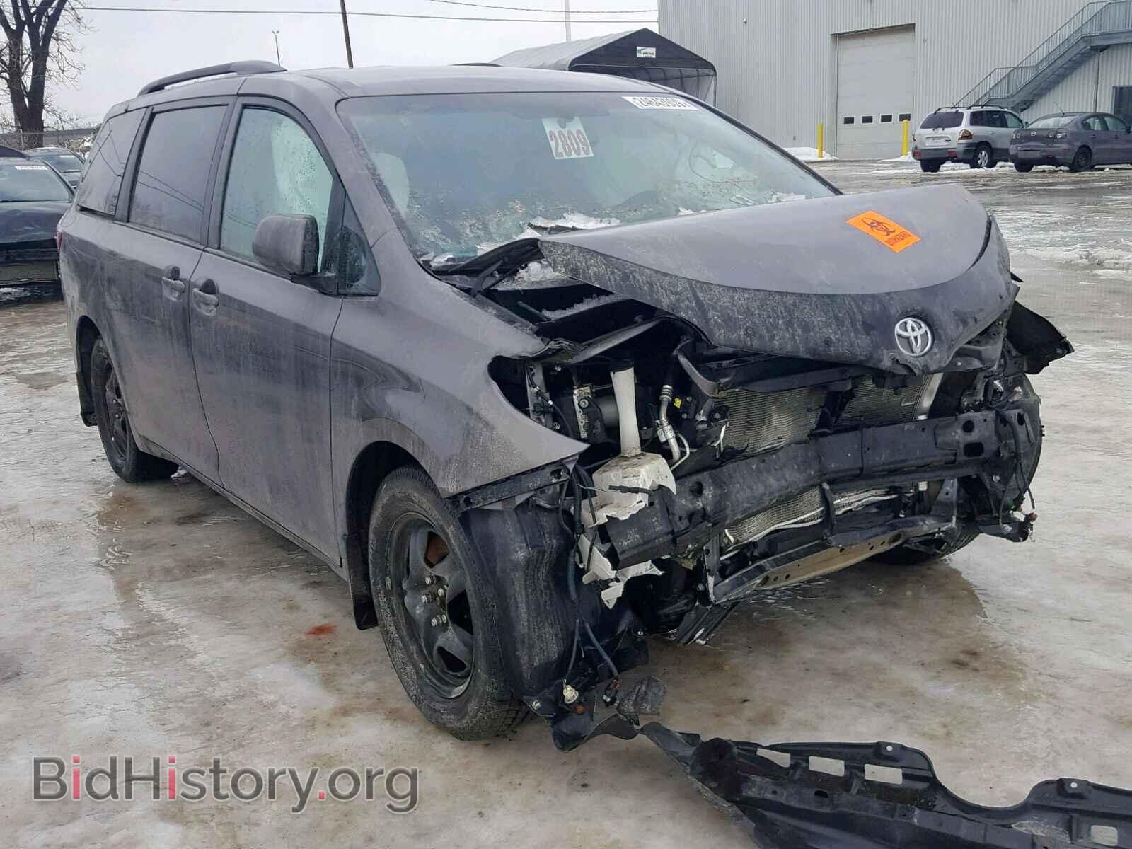 Фотография  - TOYOTA SIENNA LE 2016