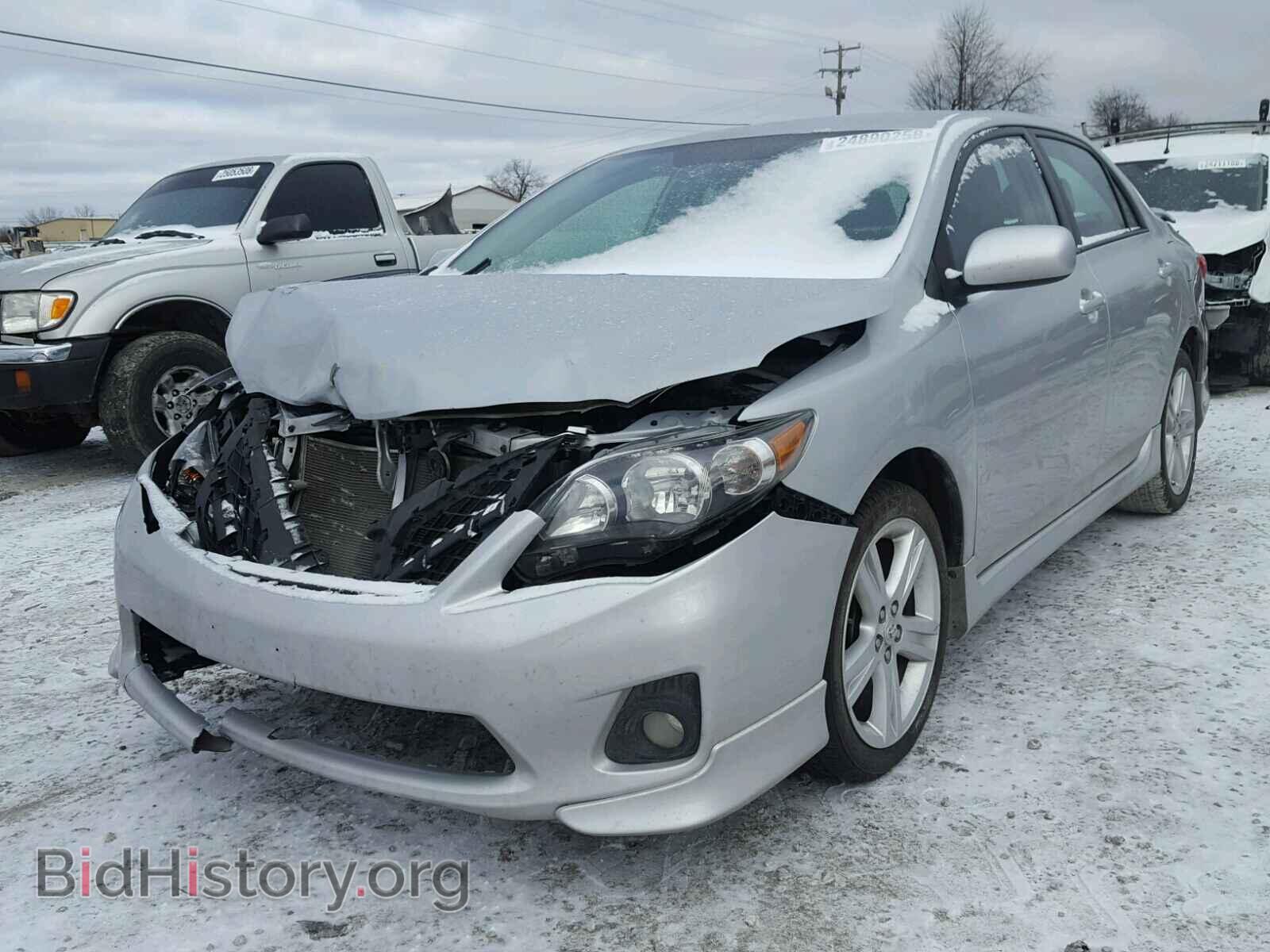 2013 TOYOTA COROLLA BA - VIN: 2T1BU4EE0DC956910 - Фото 2