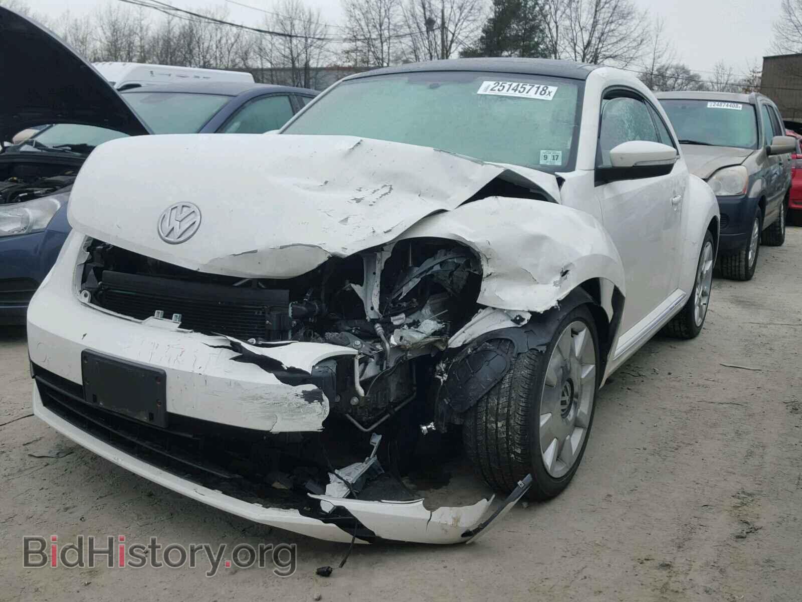 2013 VOLKSWAGEN BEETLE - VIN: 3VWJP7AT3DM613702 - Фото 2