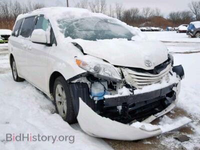 2017 Toyota SIENNA LE, белый — VIN , Copart