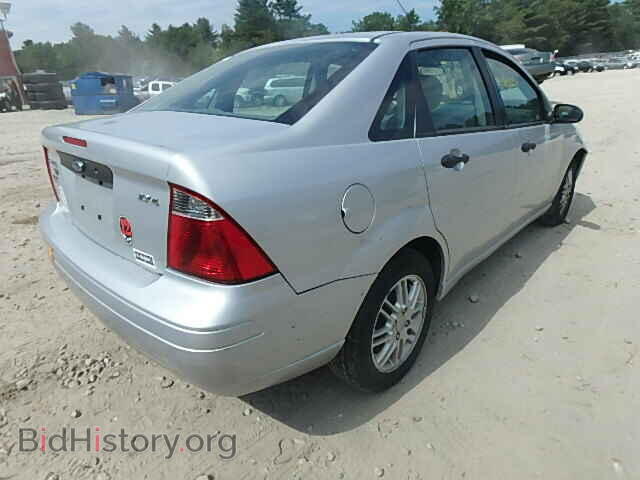 2005 FORD FOCUS - VIN: 1FAFP34NX5W280064 - Photo 4