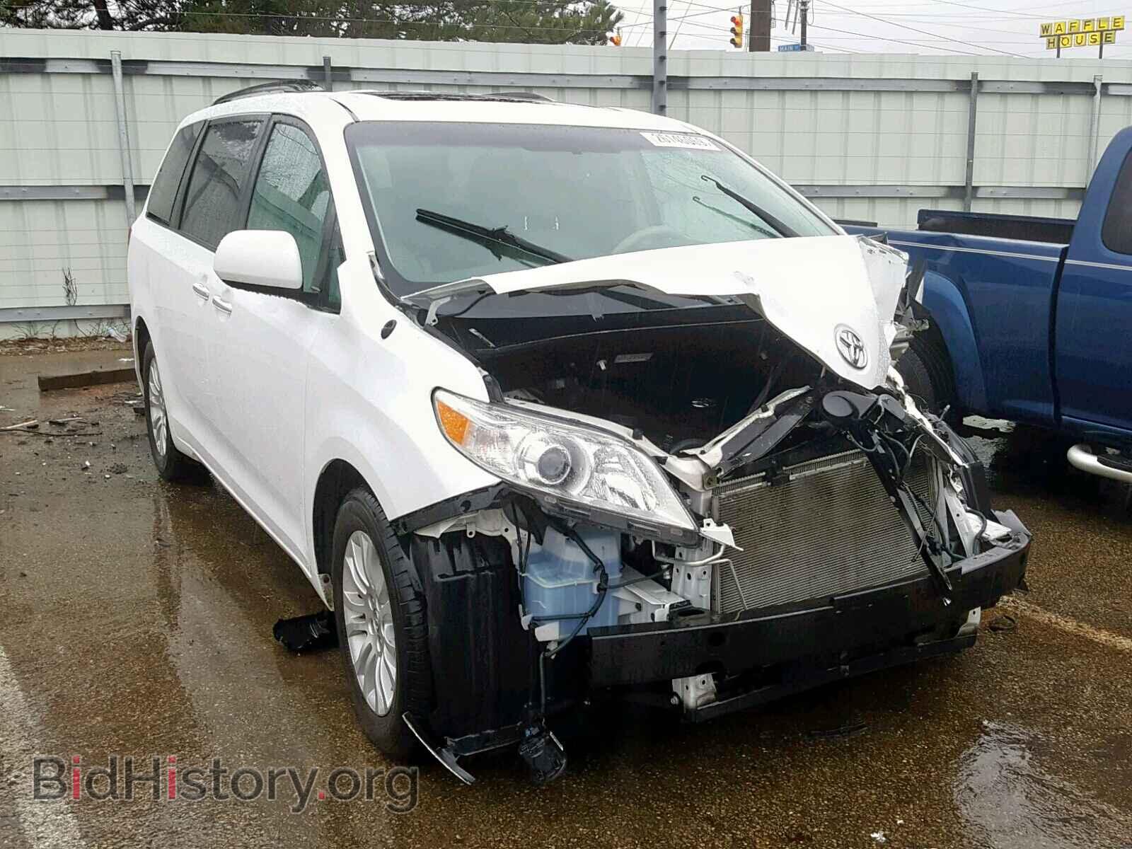 Photo  - TOYOTA SIENNA XLE 2013