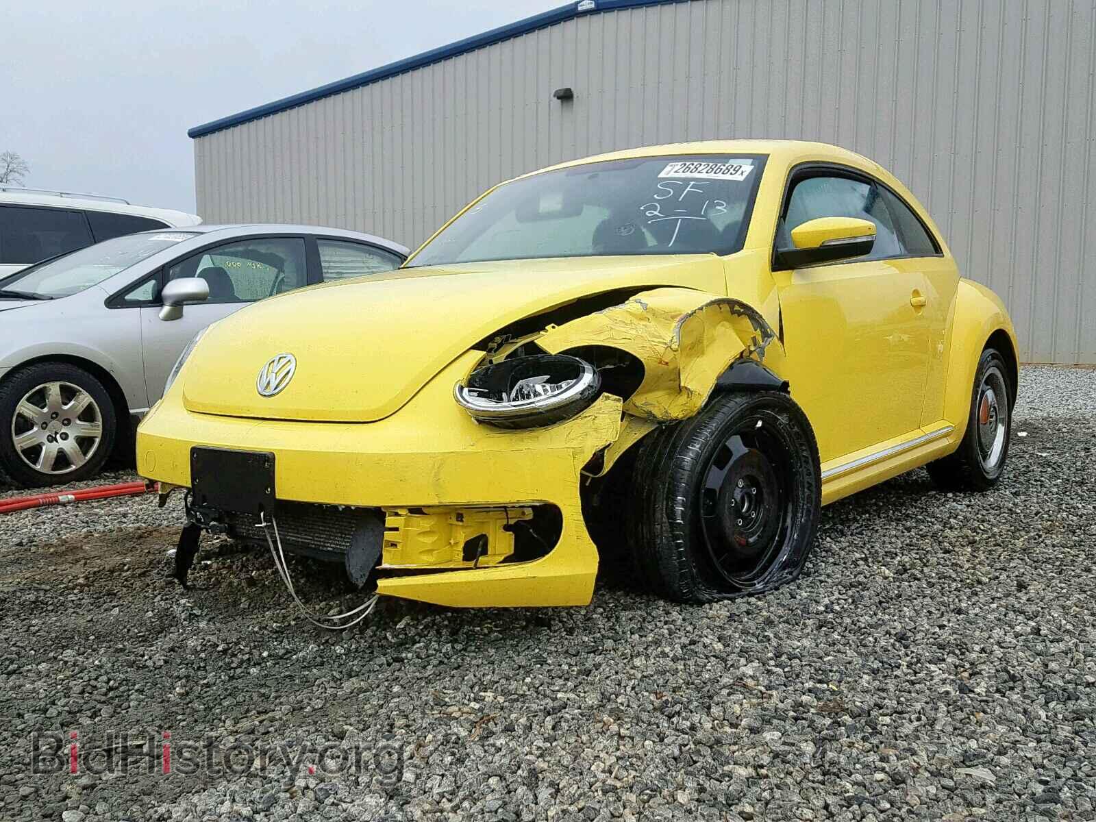 2013 VOLKSWAGEN BEETLE - VIN: 3VWJX7AT4DM637541 - Фото 2