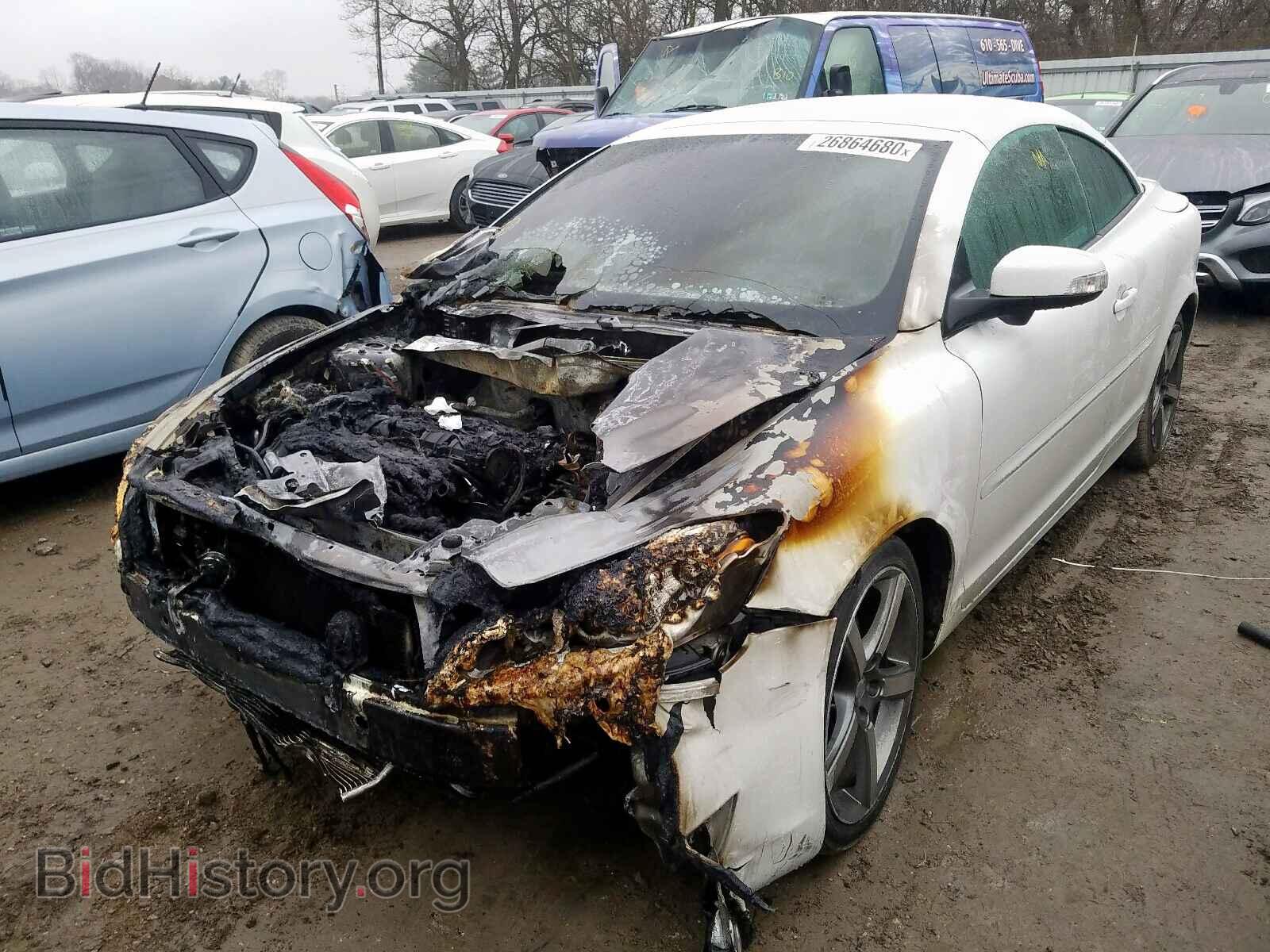 2011 VOLVO C70 - VIN: YV1672MC4BJ110272 - Фото 2