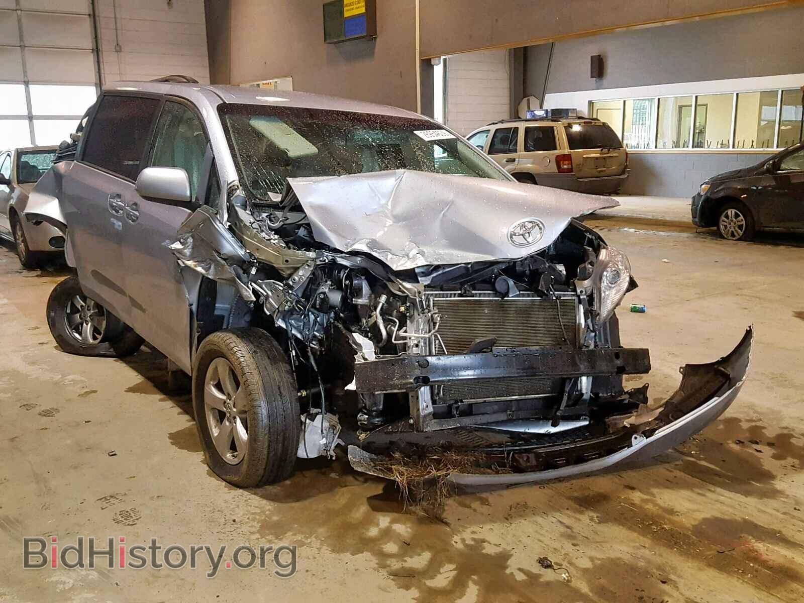 Фотография  - TOYOTA SIENNA LE 2014