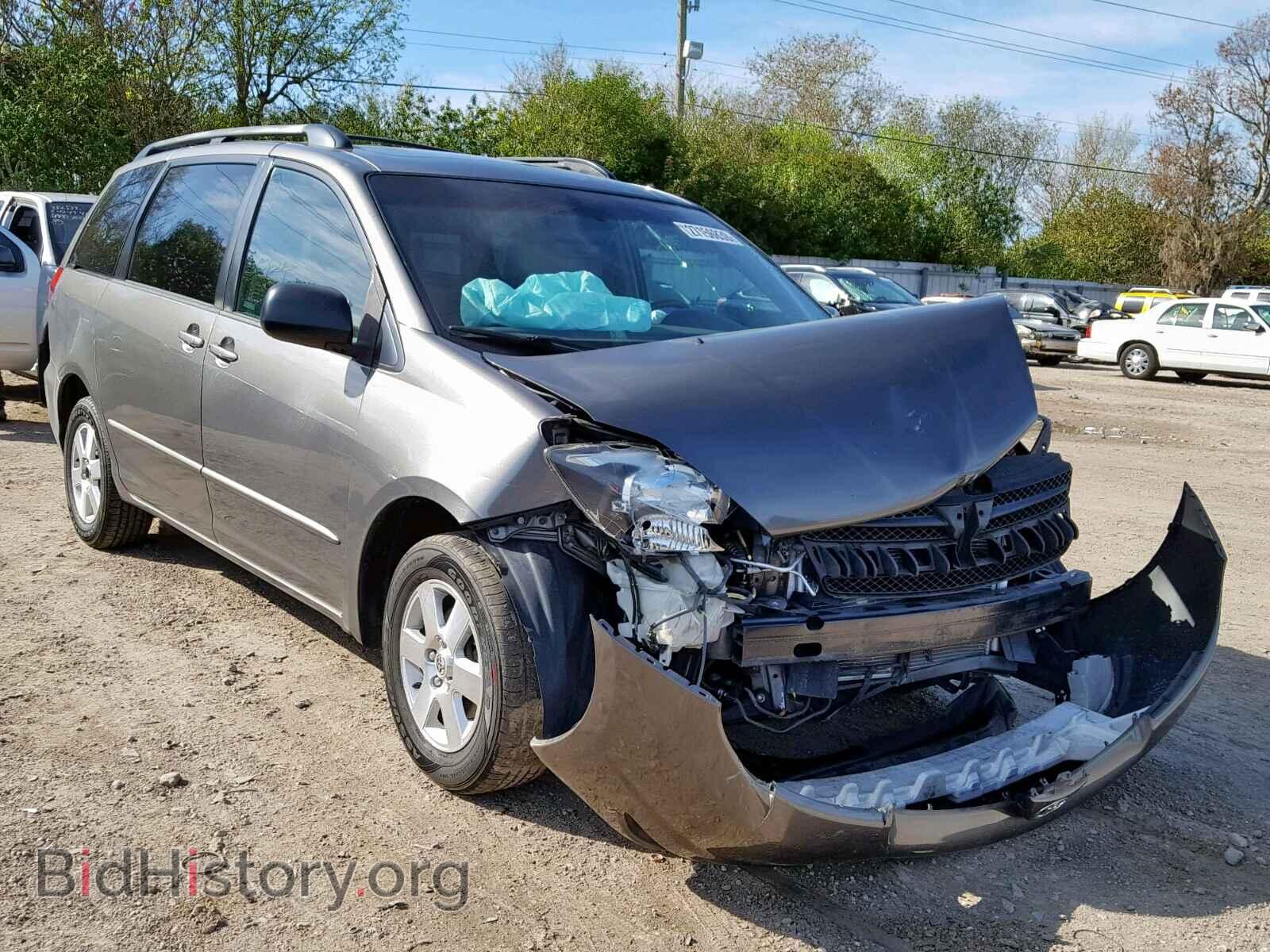 Photo  - TOYOTA SIENNA XLE 2004
