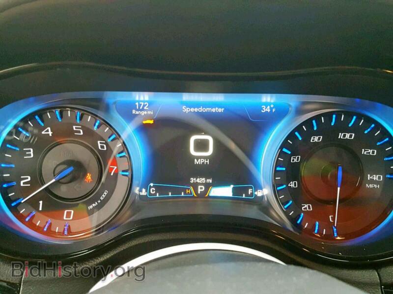 2017 Chrysler 300 (VIN 2C3CCABG4HH599744) — фото 8 из 10