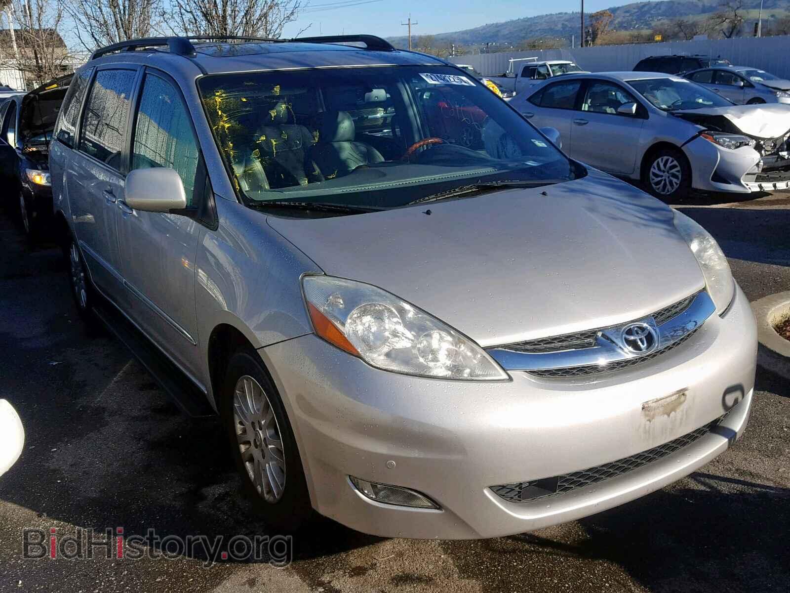 Photo  - TOYOTA SIENNA XLE 2008