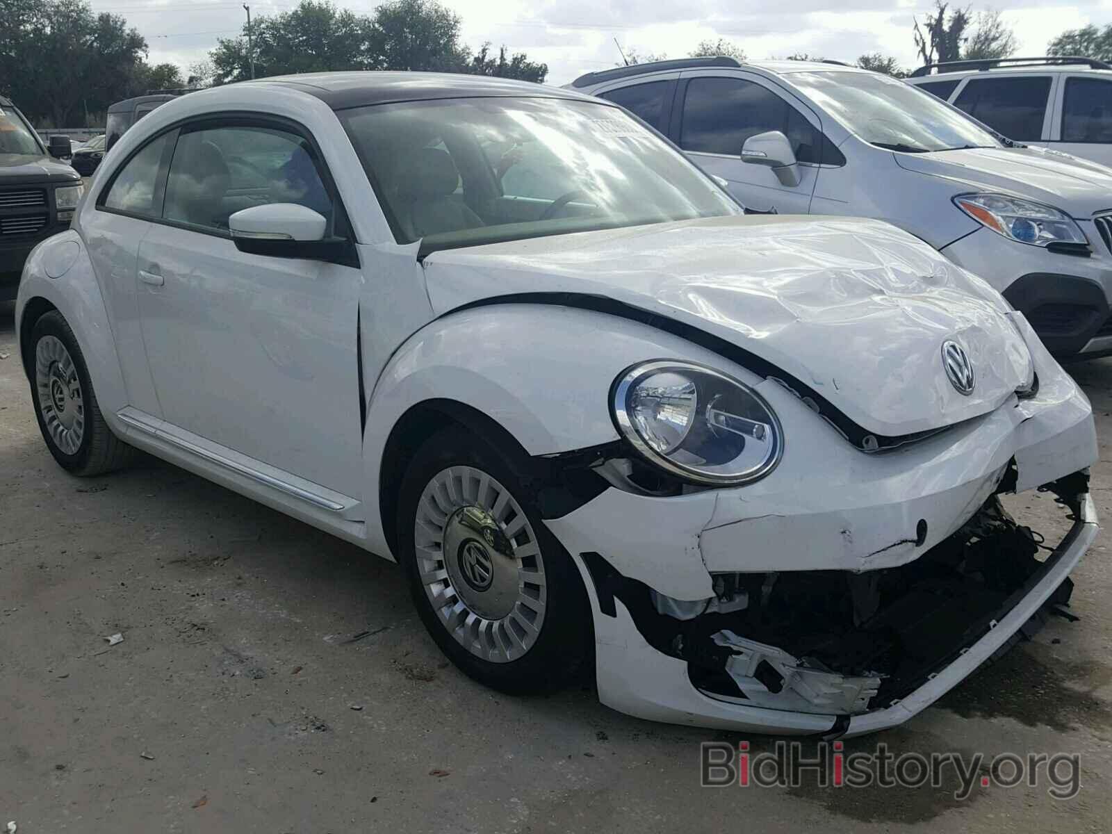 Photo 3VWJ17ATXEM658185 - VOLKSWAGEN BEETLE 2014