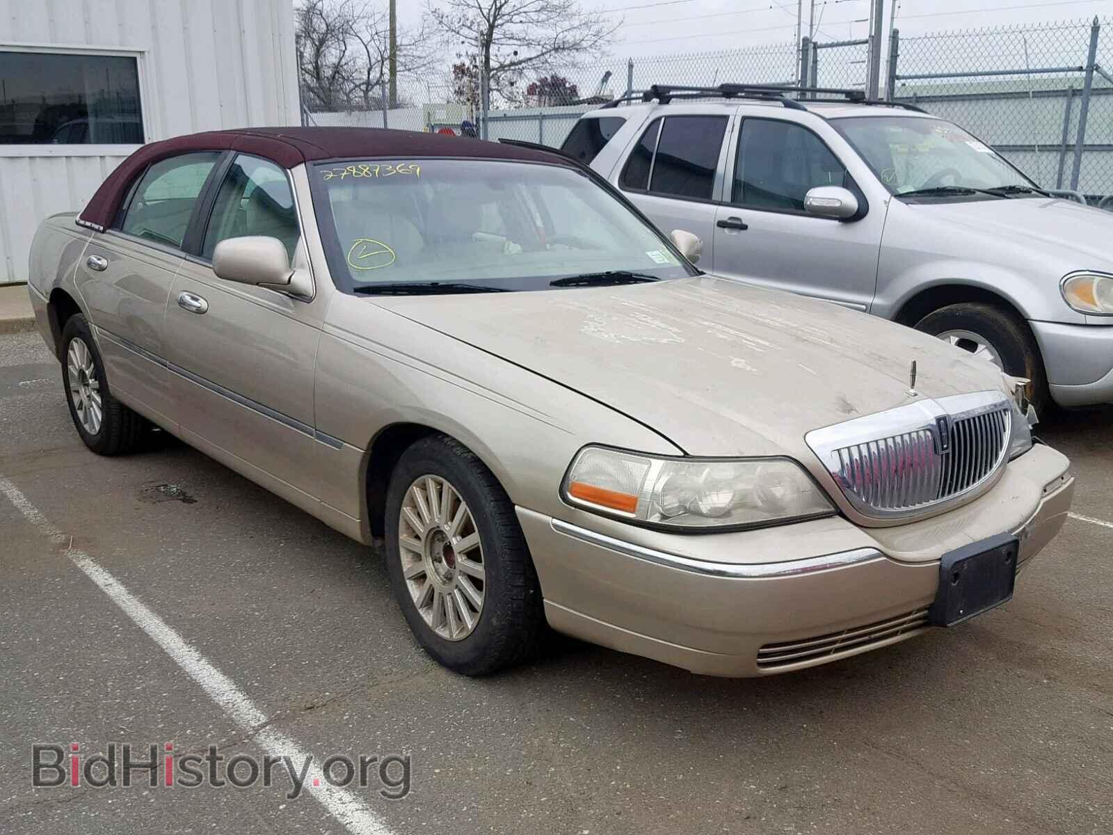 Photo  - LINCOLN TOWNCAR 2004