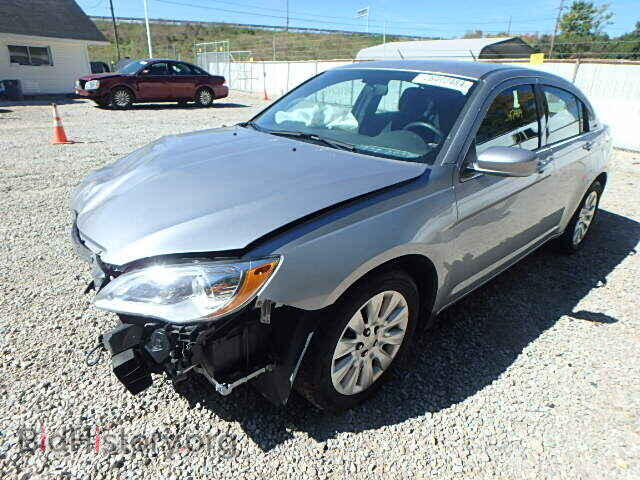 2013 CHRYSLER 200 - VIN: 1C3CCBABXDN560850 - Фото 2