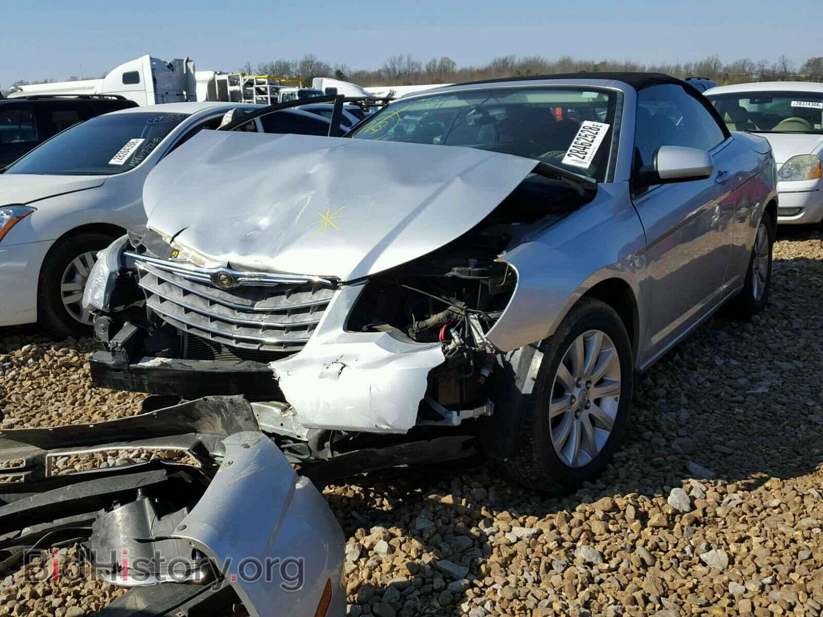 2010 CHRYSLER SEBRING - VIN: 1C3BC5ED5AN137873 - Фото 2