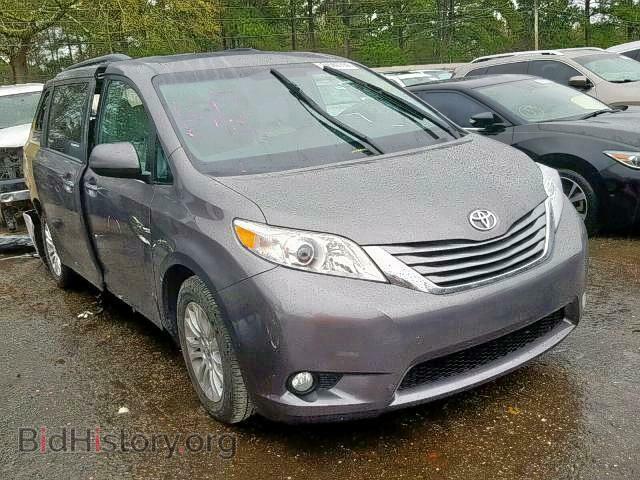 Photo  - TOYOTA SIENNA XLE 2016