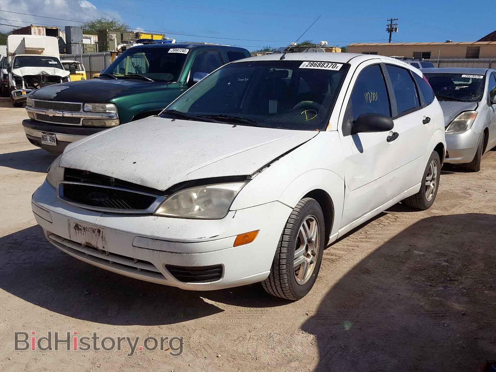 2005 FORD FOCUS - VIN: 3FAFP37N15R111100 - Фото 2