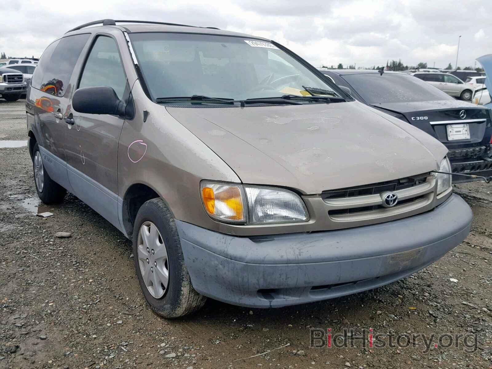 Photo 4T3ZF13C3WU045066 - TOYOTA SIENNA LE 1998