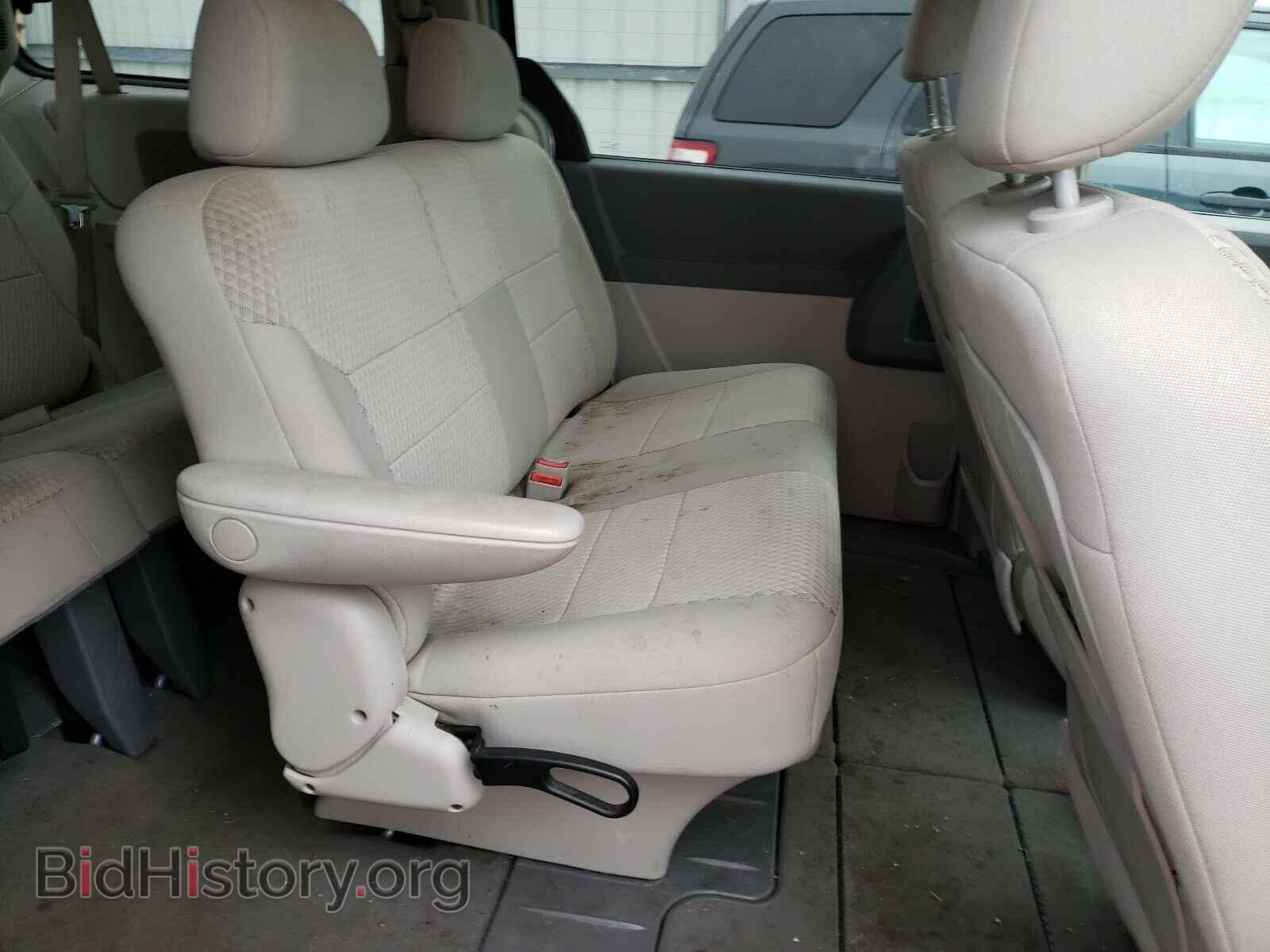 2008 CHRYSLER MINIVAN - VIN: 2A8HR44H98R827876 - Фото 6