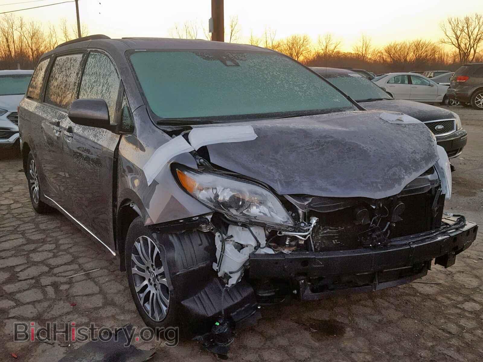 Photo  - TOYOTA SIENNA XLE 2018