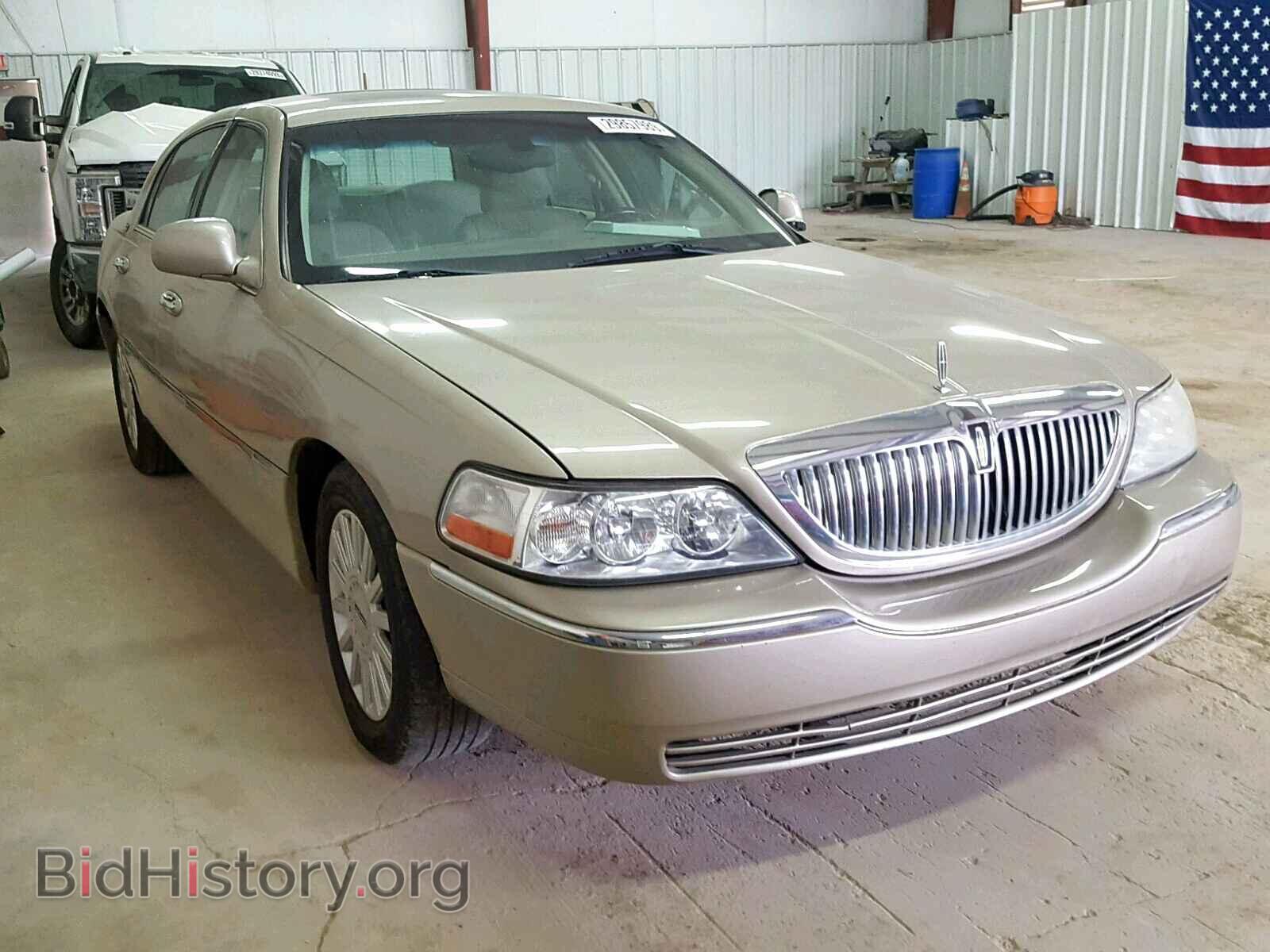Photo  - LINCOLN TOWNCAR 2005