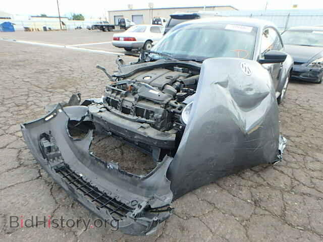 2013 VOLKSWAGEN BEETLE - VIN: 3VWFP7AT6DM631407 - Фото 2