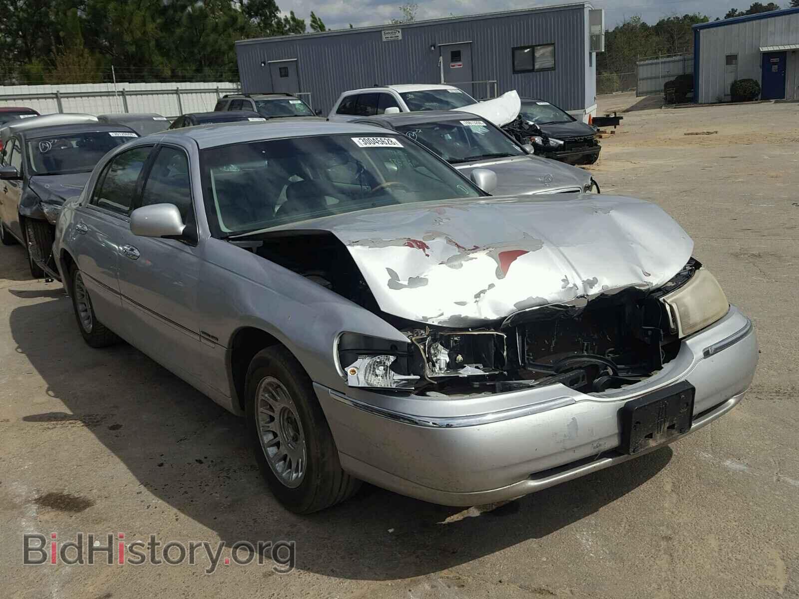 Photo 1LNHM83W3YY784687 - LINCOLN TOWNCAR 2000