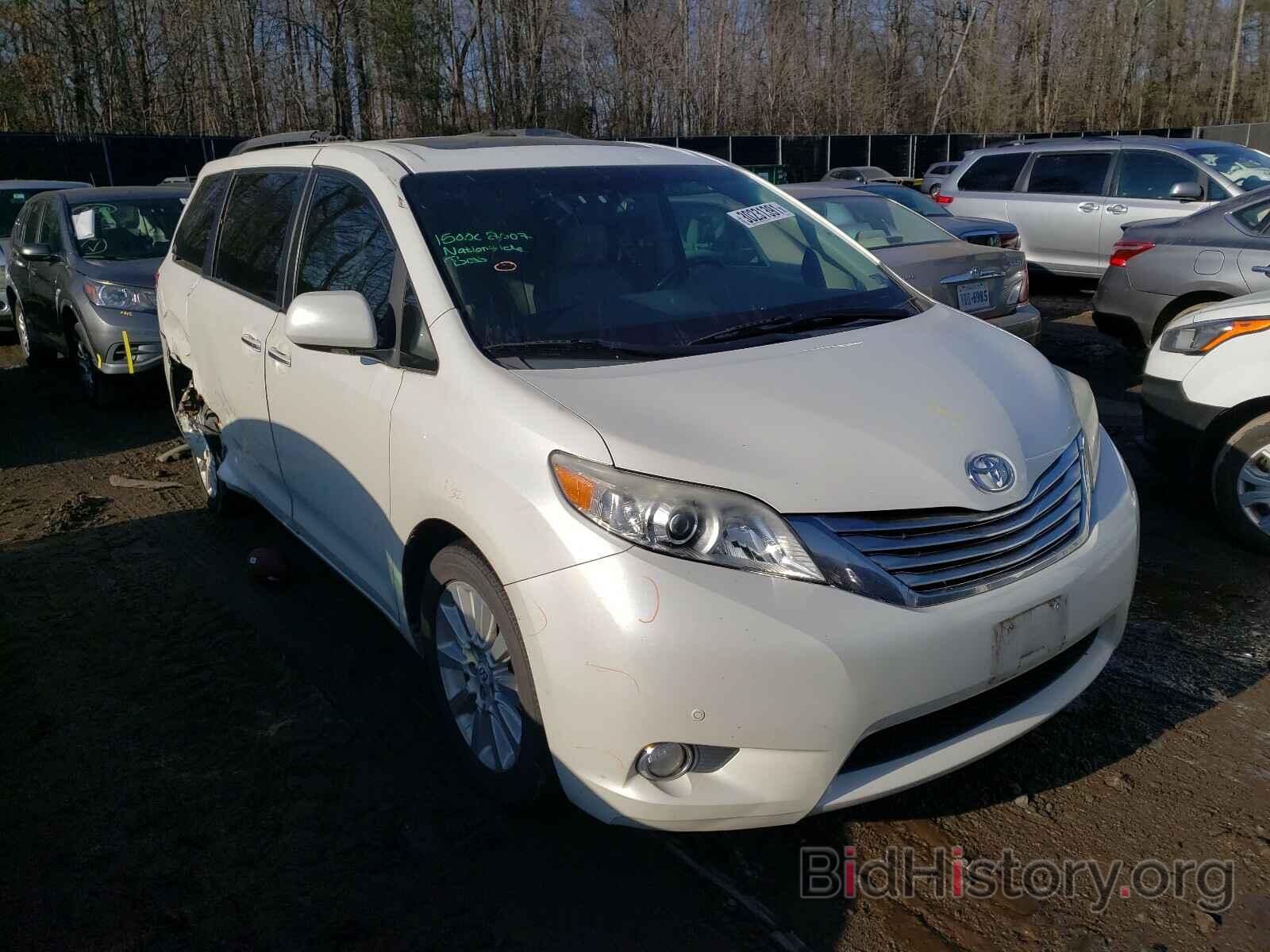 Photo 5TDDK3DC1BS018301 - TOYOTA SIENNA 2011