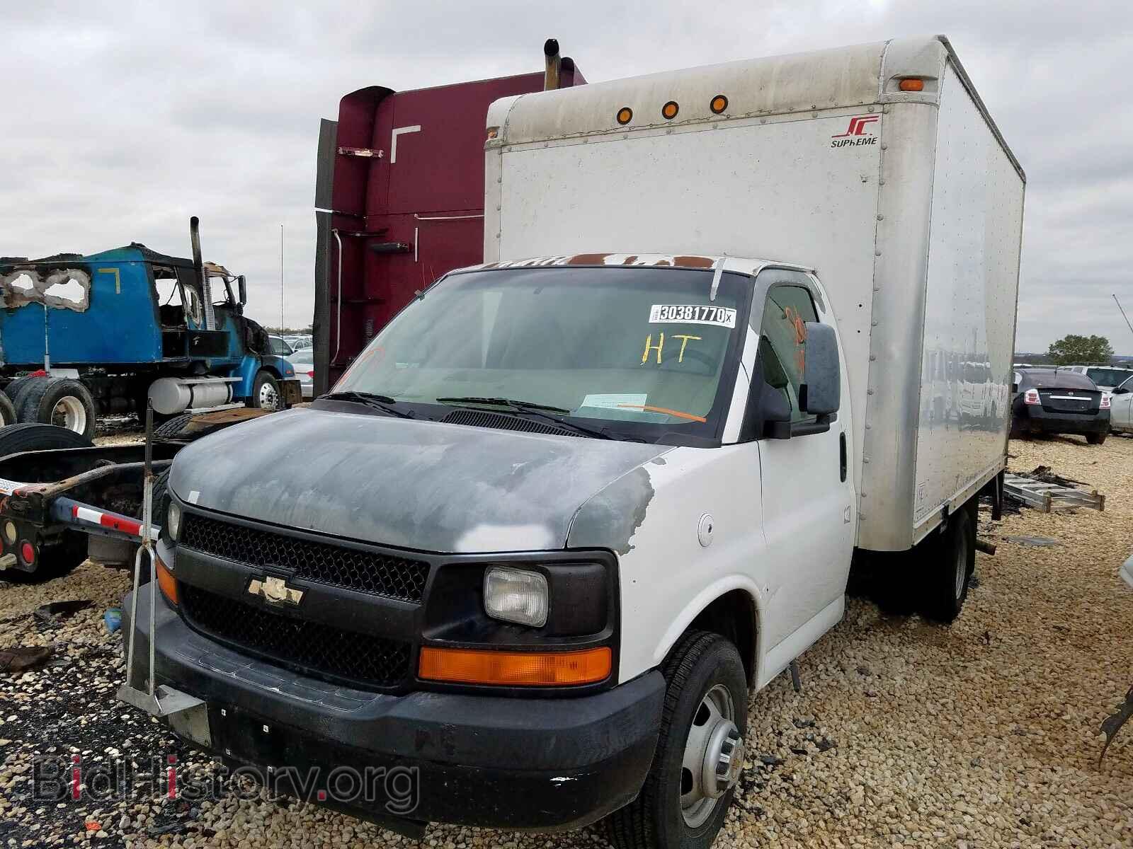 2008 CHEVROLET EXPRESS - VIN: 1GBJG31K581107699 - Фото 2