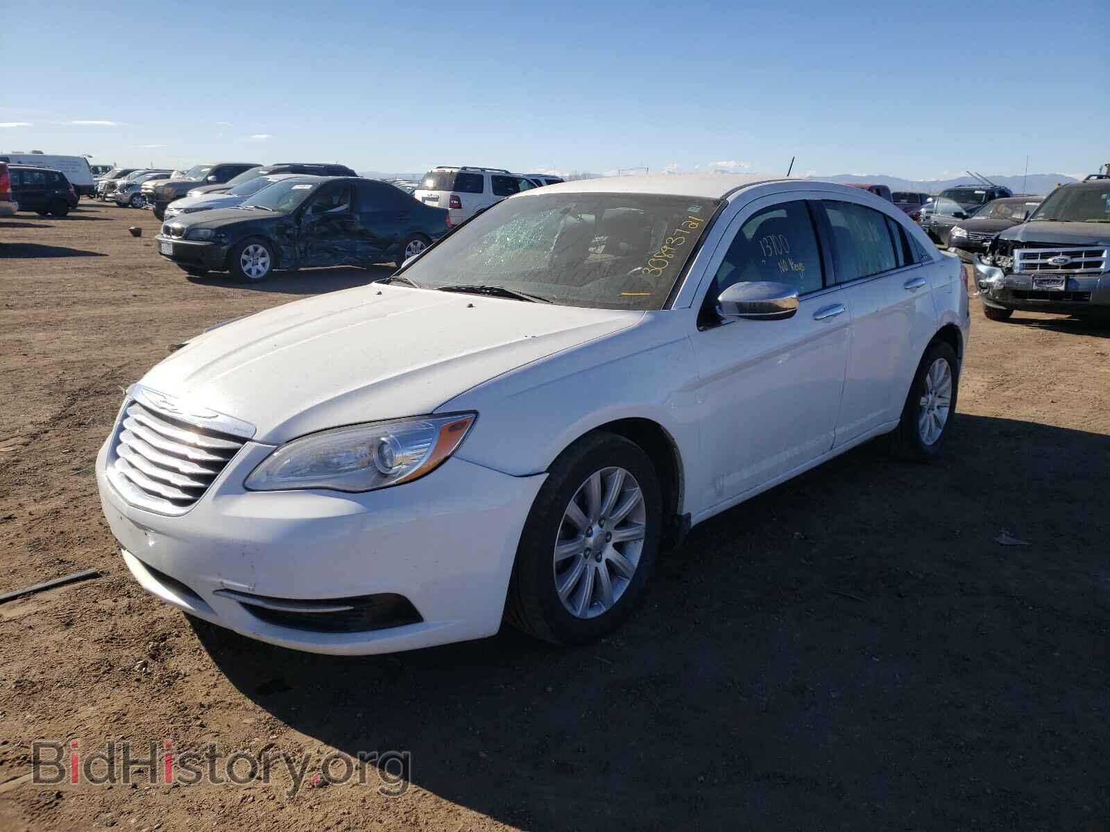 2013 CHRYSLER 200 - VIN: 1C3CCBBG3DN528557 - Фото 2
