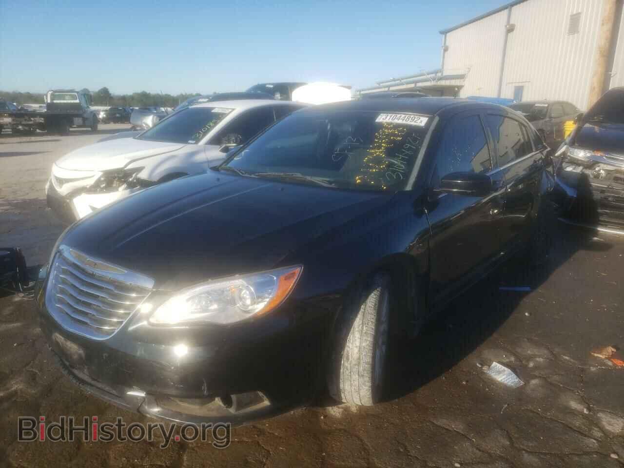 2013 CHRYSLER 200 - VIN: 1C3CCBAB8DN568980 - Фото 2