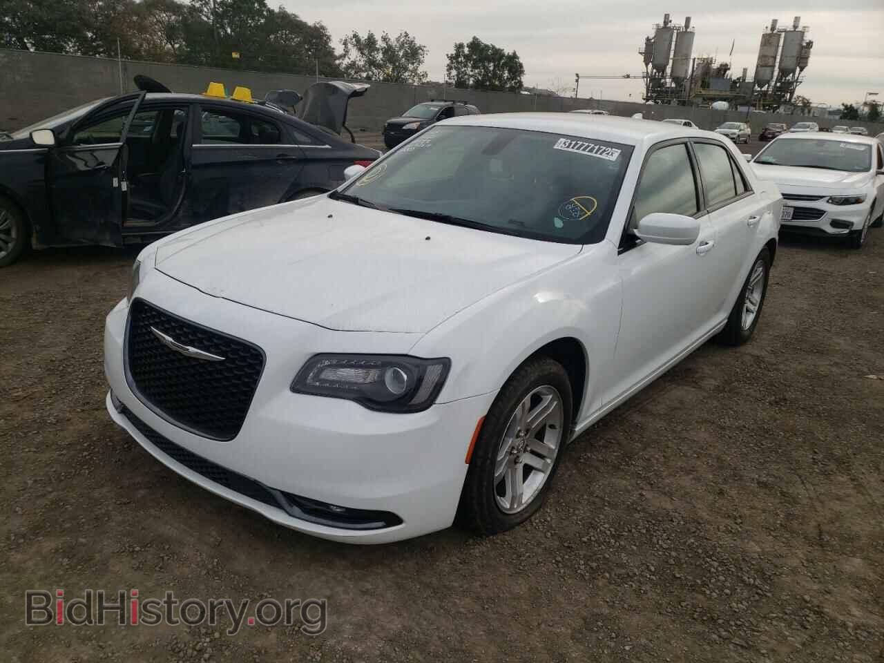 2019 CHRYSLER 300 - VIN: 2C3CCABG3KH656006 - Фото 2