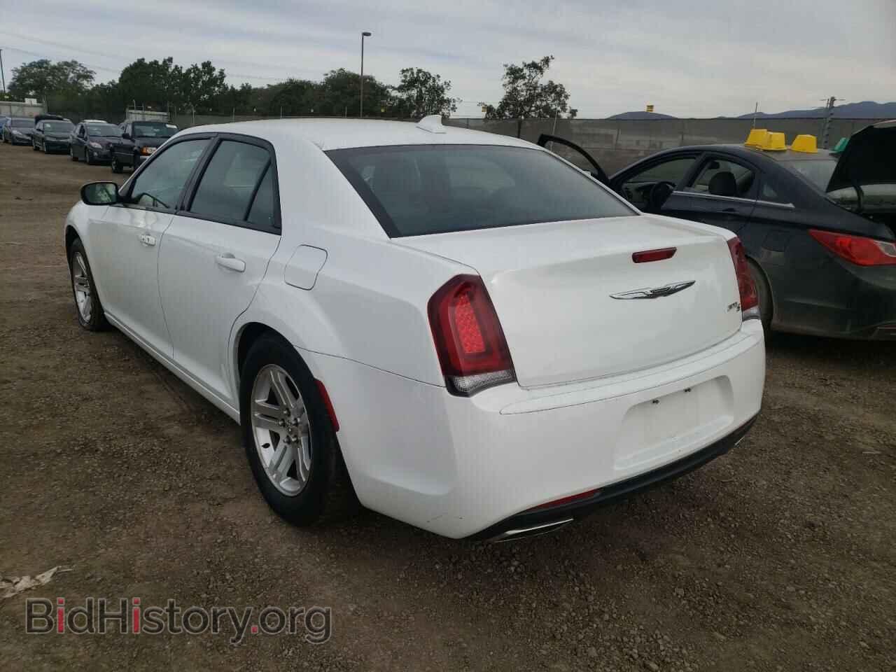 2019 CHRYSLER 300 - VIN: 2C3CCABG3KH656006 - Фото 3