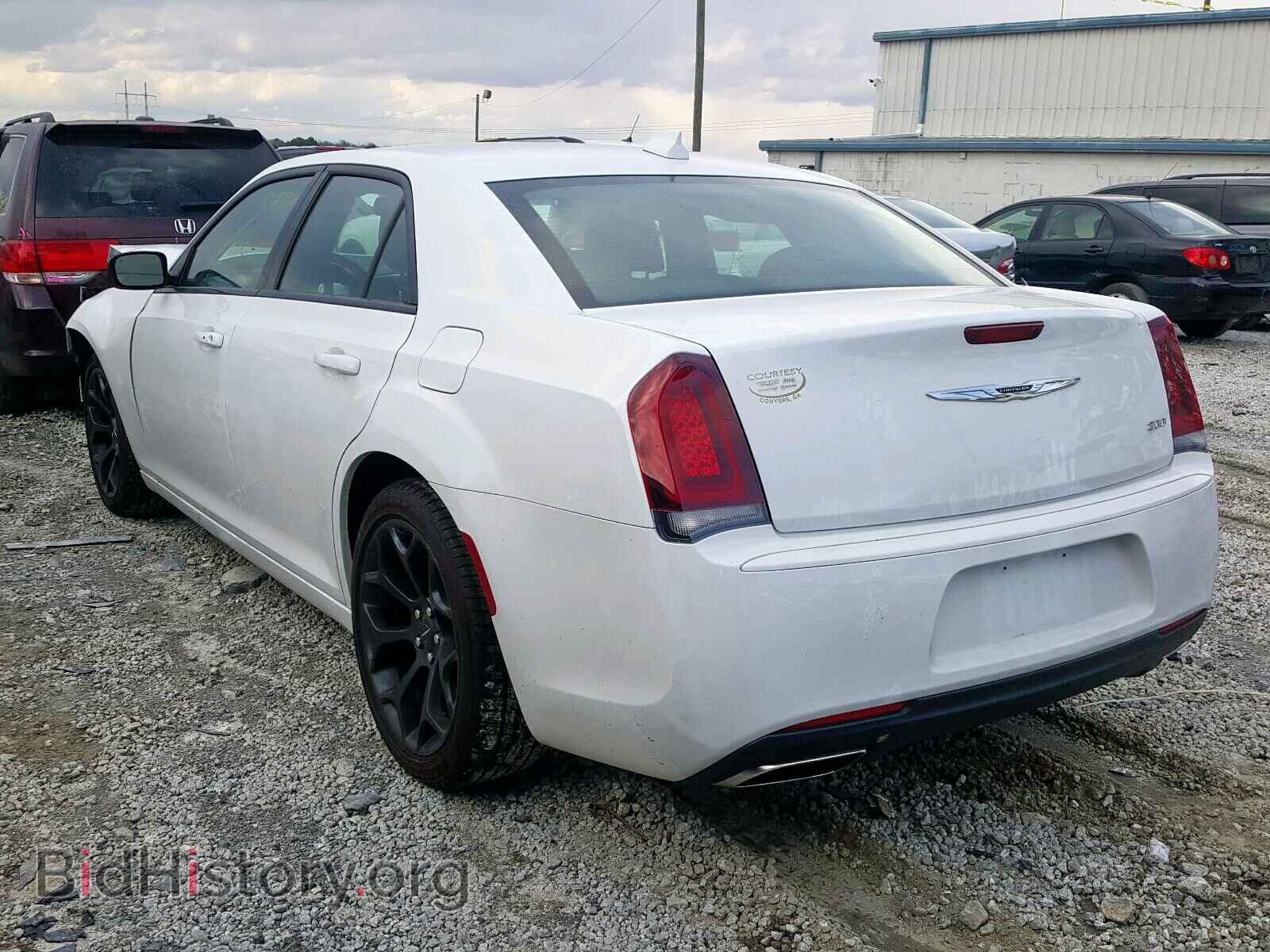 2019 CHRYSLER 300 - VIN: 2C3CCAAG4KH690747 - Фото 3