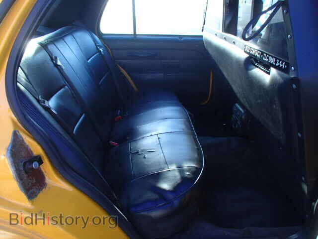 2011 FORD CROWN VIC - VIN: 2FABP7AV7BX135008 - Фото 6