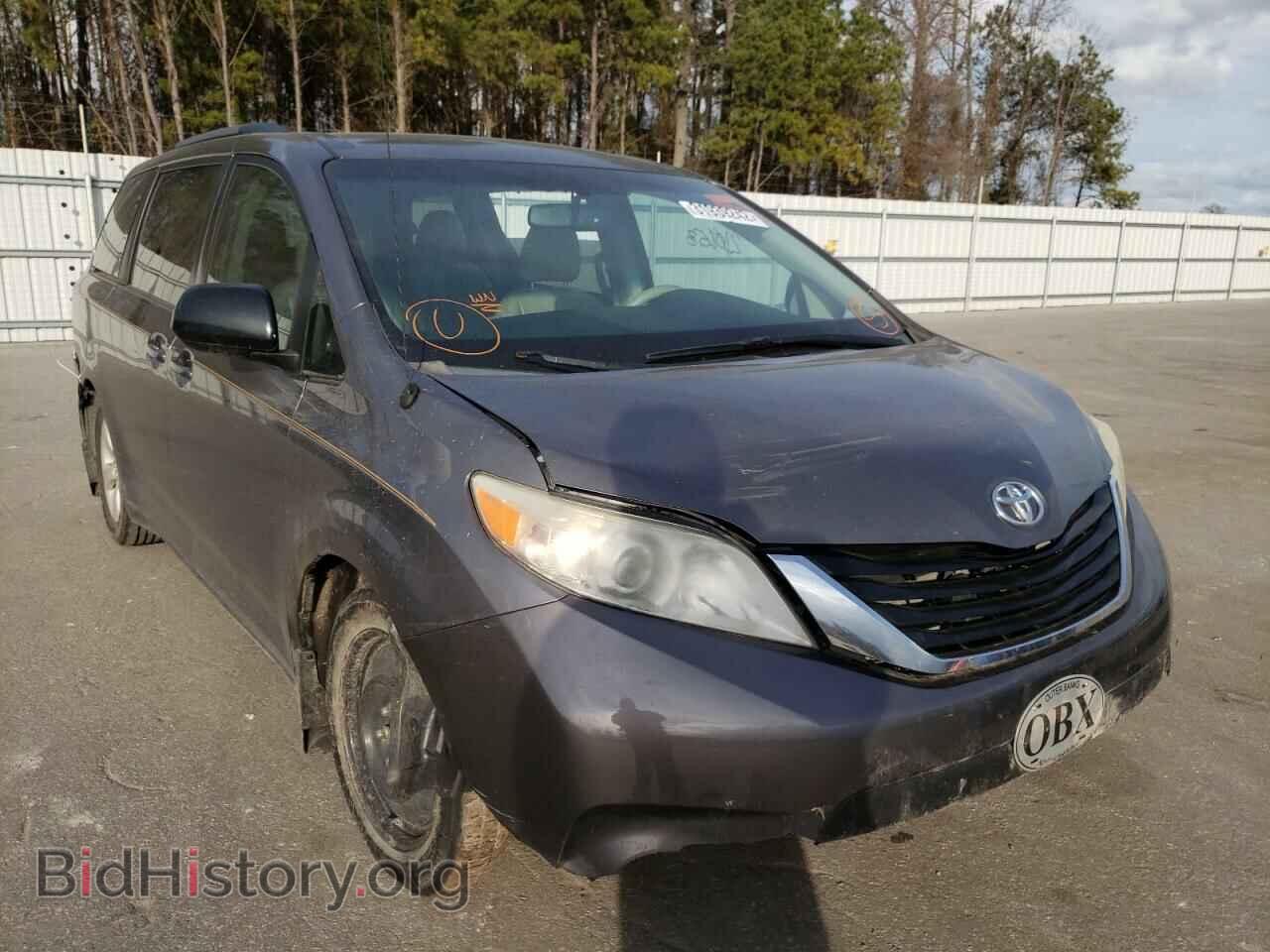 Photo 5TDKK3DC8BS124168 - TOYOTA SIENNA 2011