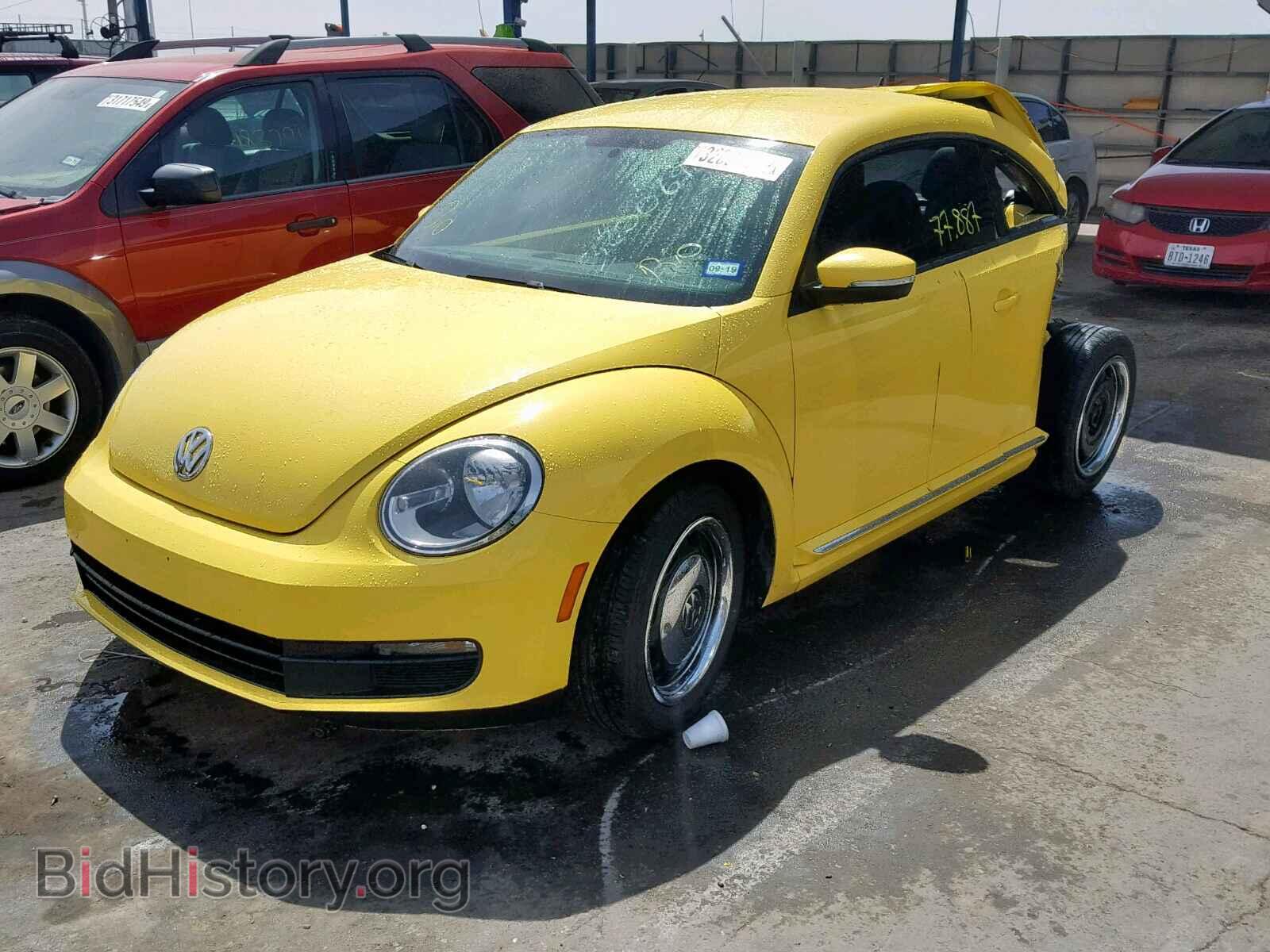 2013 VOLKSWAGEN BEETLE - VIN: 3VWJX7AT0DM685330 - Фото 2