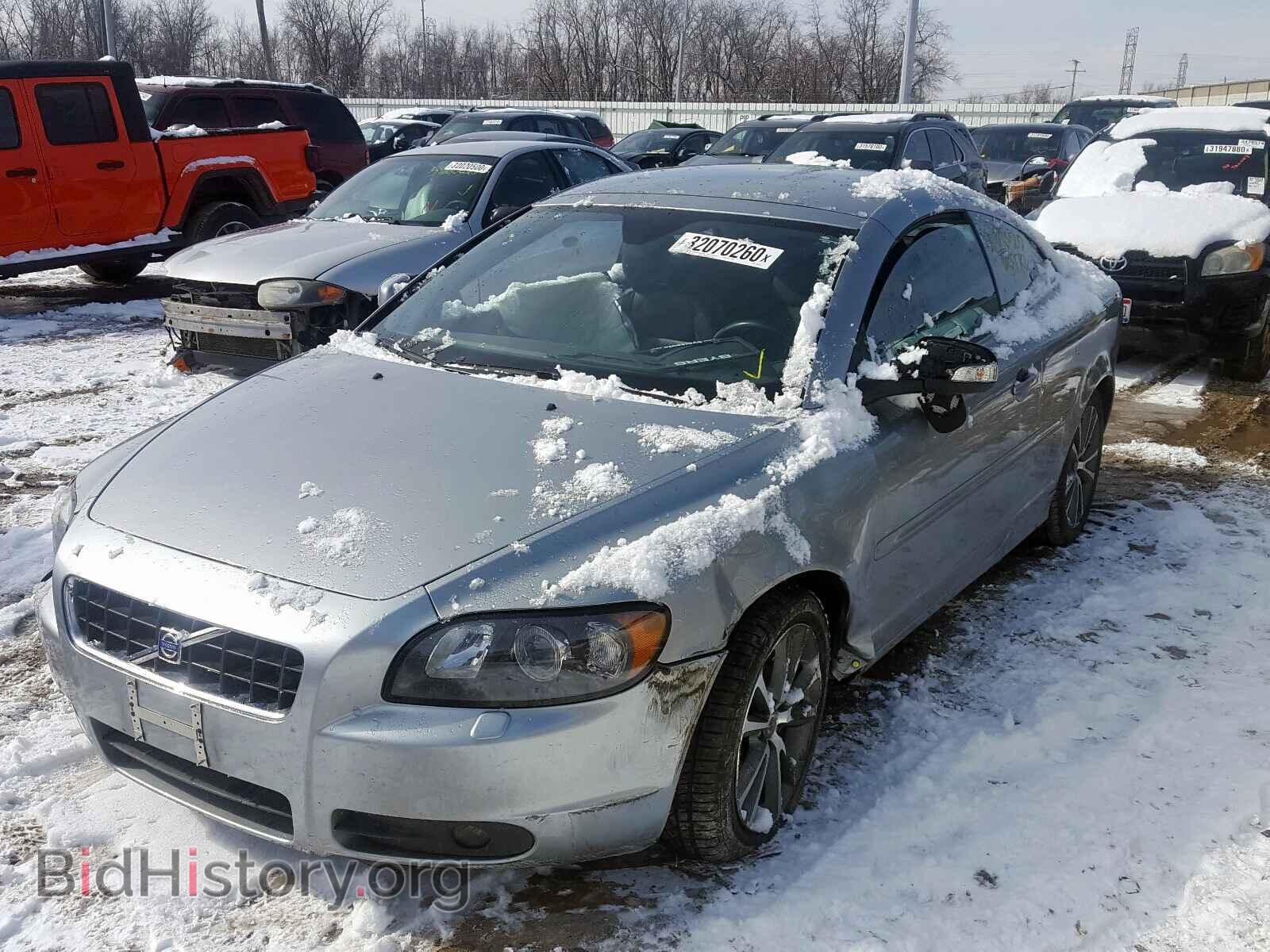 2010 VOLVO C70 - VIN: YV1672MC0AJ090763 - Фото 2