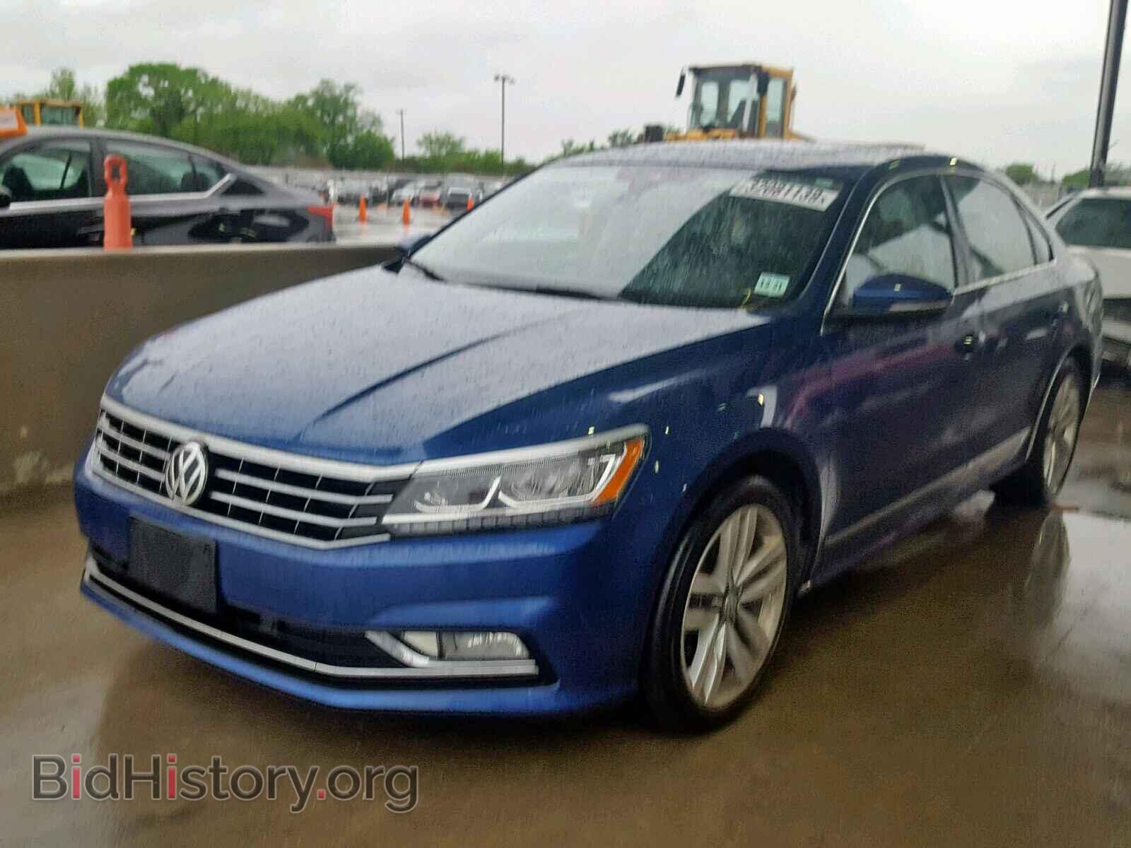2017 VOLKSWAGEN PASSAT - VIN: 1VWCT7A33HC015797 - Фото 2