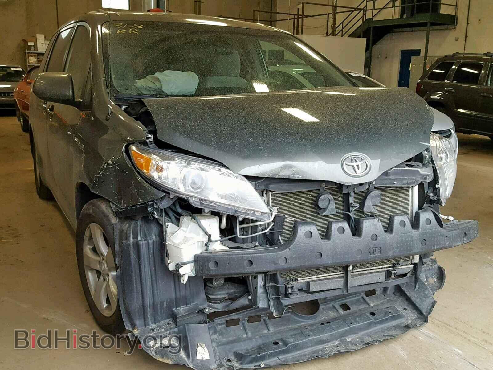 Photo 5TDKK3DC8DS283159 - TOYOTA SIENNA LE 2013