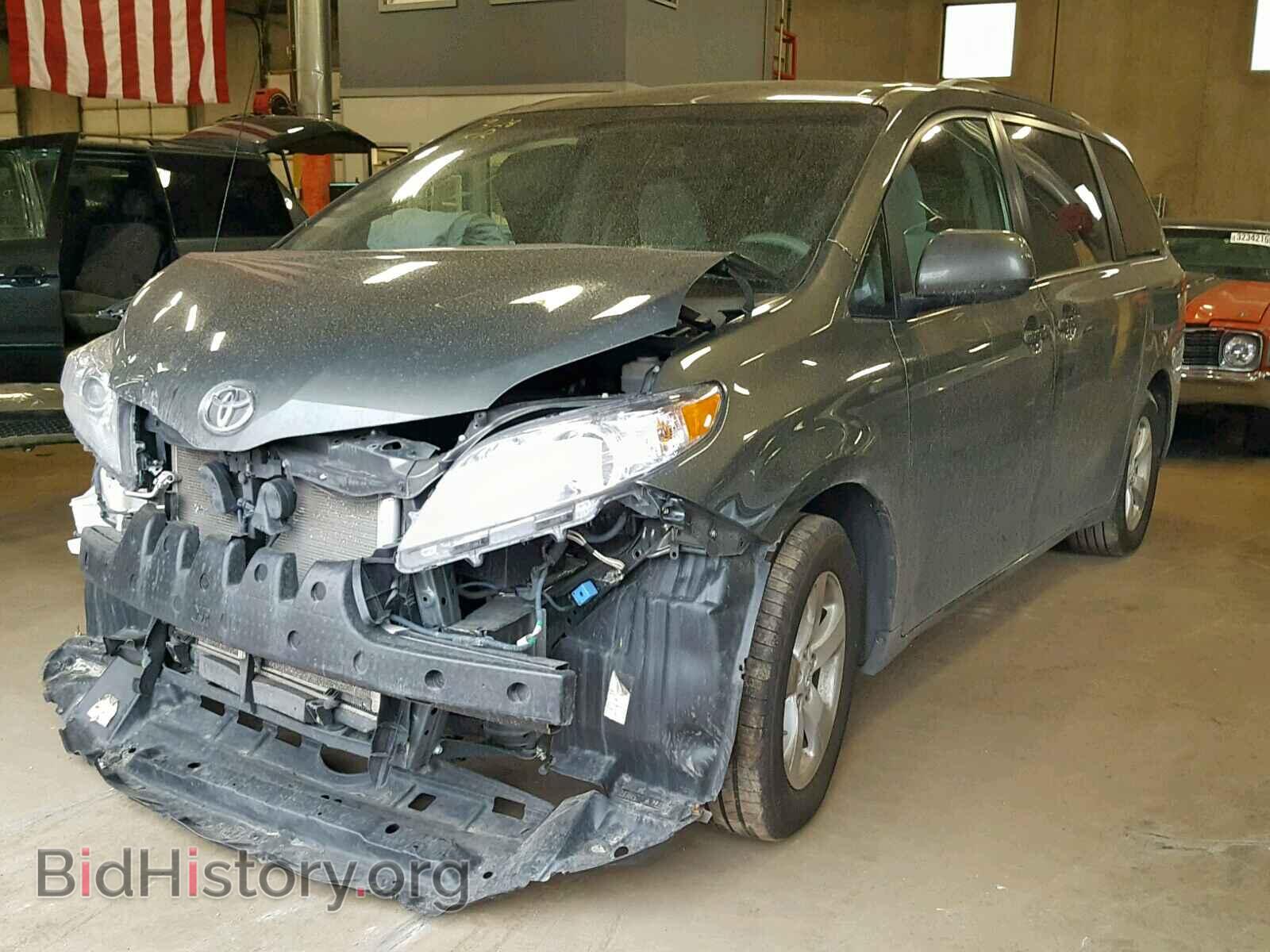 2013 TOYOTA SIENNA LE - VIN: 5TDKK3DC8DS283159 - Фото 2