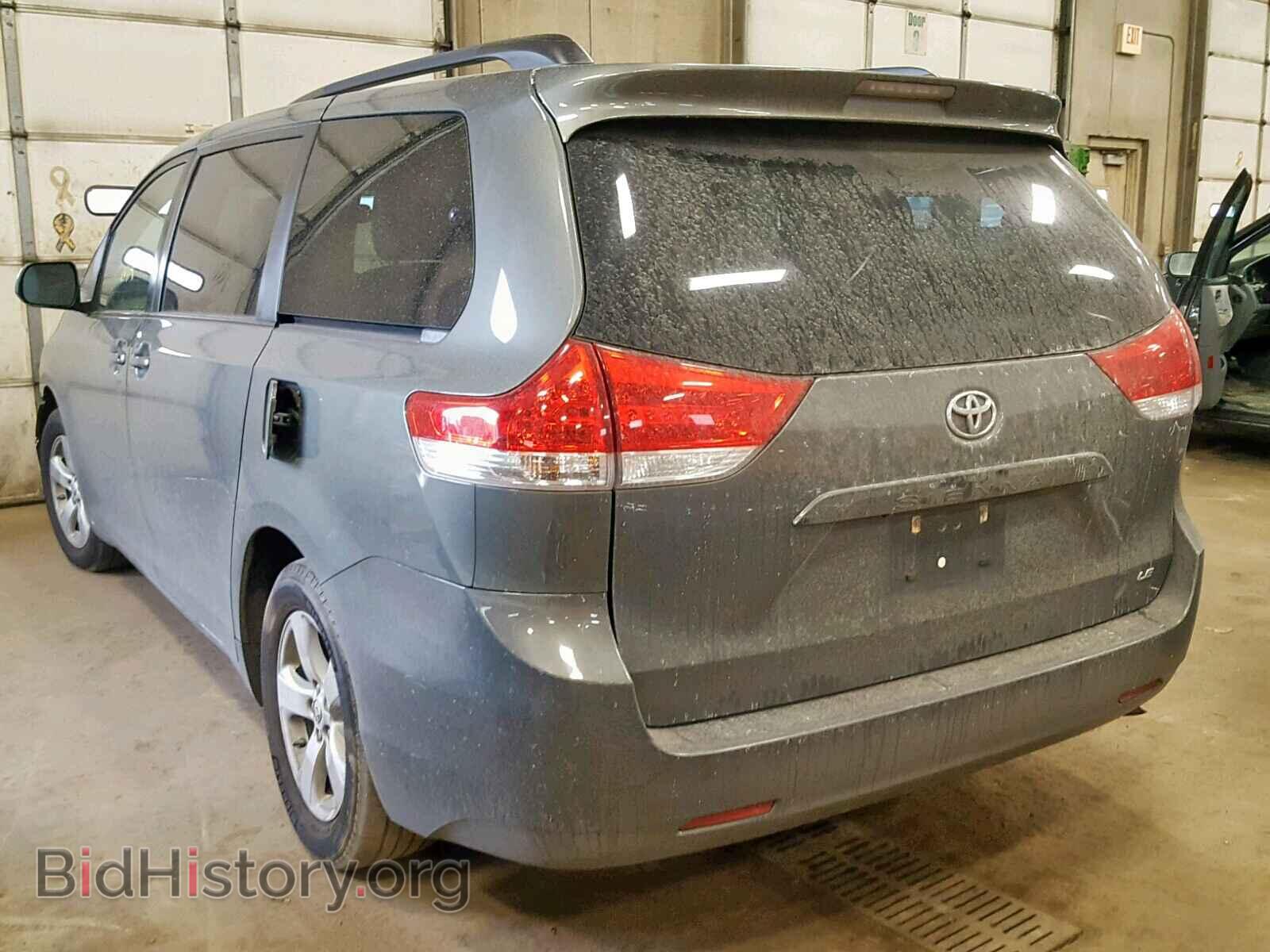 2013 TOYOTA SIENNA LE - VIN: 5TDKK3DC8DS283159 - Фото 3