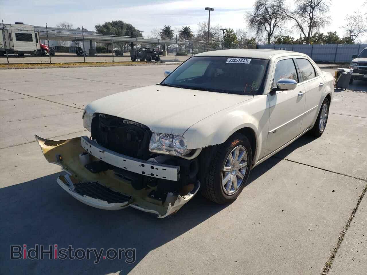 2010 CHRYSLER 300 - VIN: 2C3CA6CT4AH140234 - Фото 2