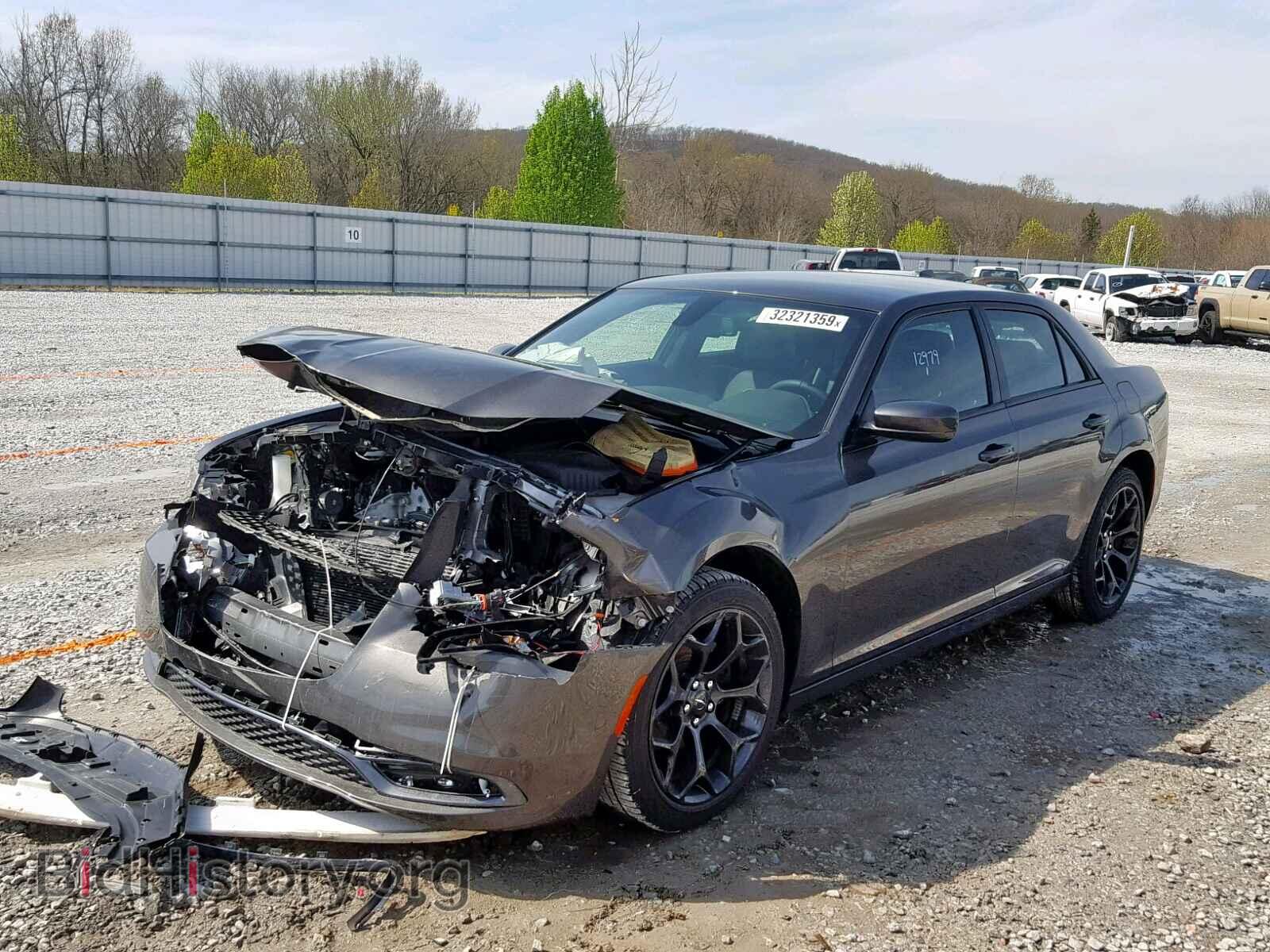 2019 CHRYSLER 300 - VIN: 2C3CCABG0KH516415 - Фото 2