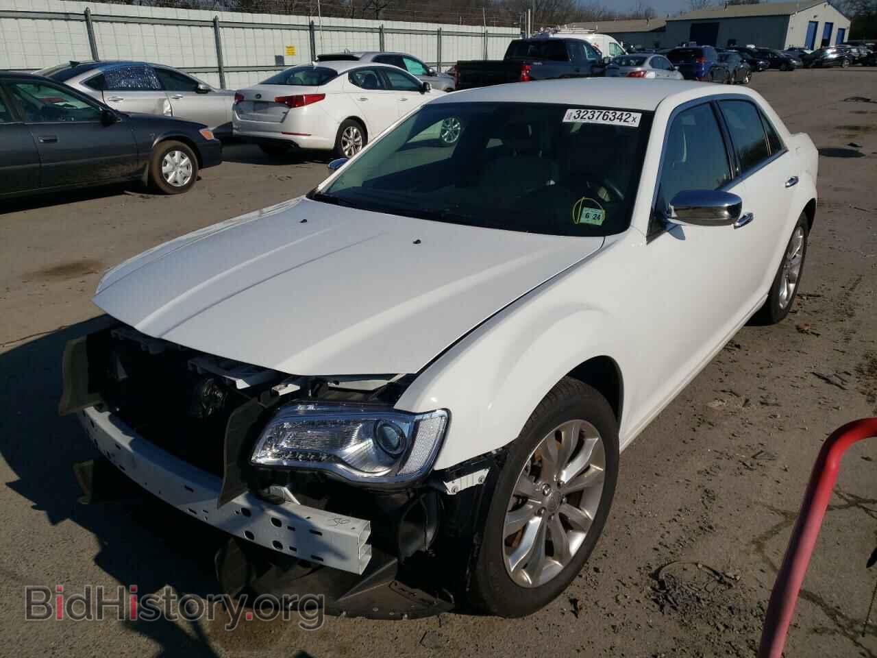 2019 CHRYSLER 300 - VIN: 2C3CCAKG5KH689895 - Фото 2